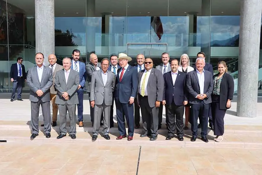 Ken Salazar, Embajador de M&eacute;xico en Estados Unidos, junto a directivos del Tec de Monterrey y comitiva del consulado de Estados Unidos. 
