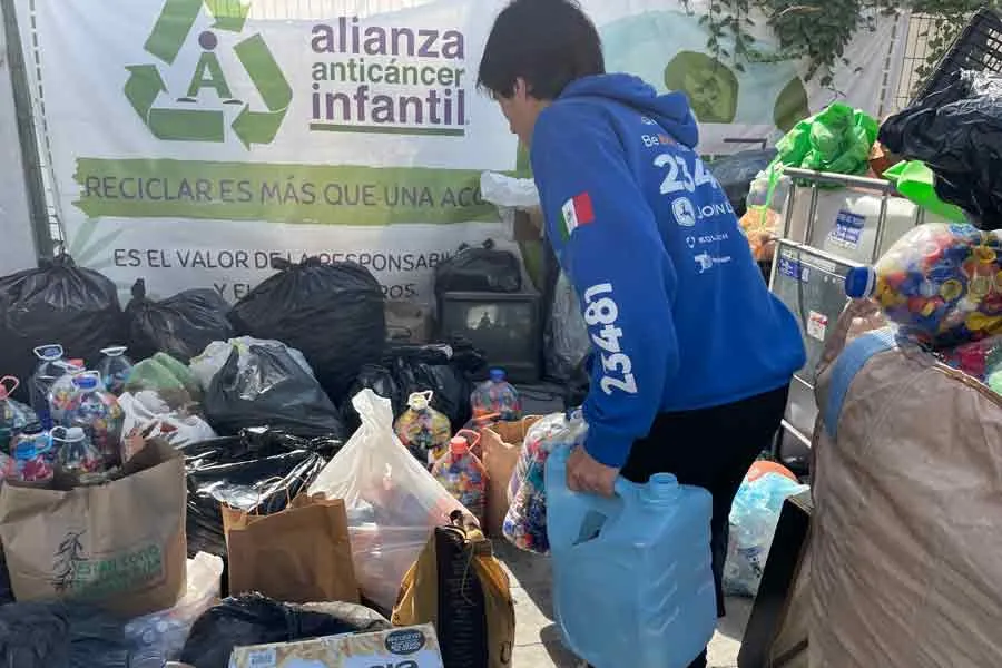 VOLTEC participando en un proyecto de acci&oacute;n social.