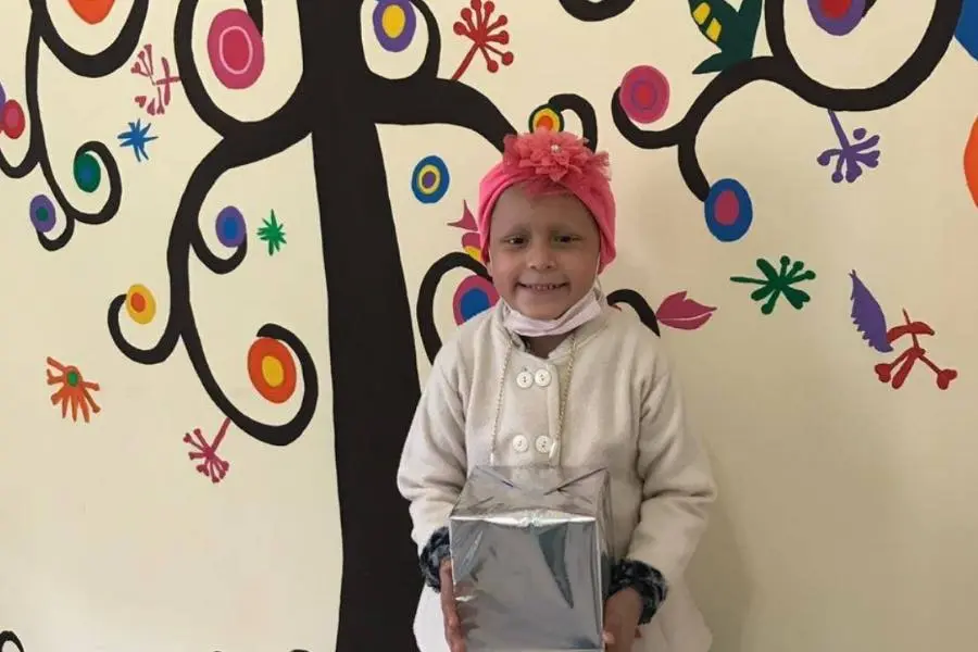 Niños de la fundación recibiendo regalos en el día de Reyes. 