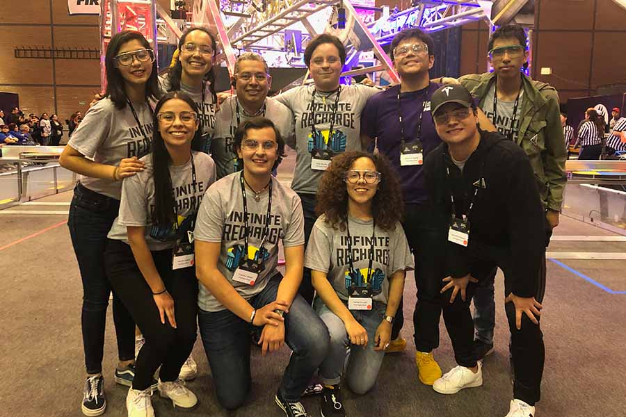 Rodrigo Ponce con el equipo de voluntarios del Regional Monterrey de FIRST 2020.