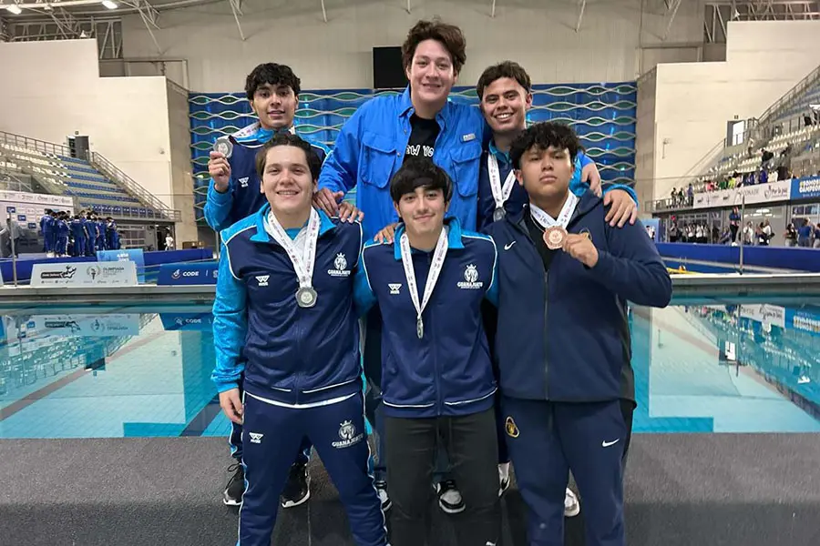 Parte del equipo de Waterpolo recibiendo la medalla de plata