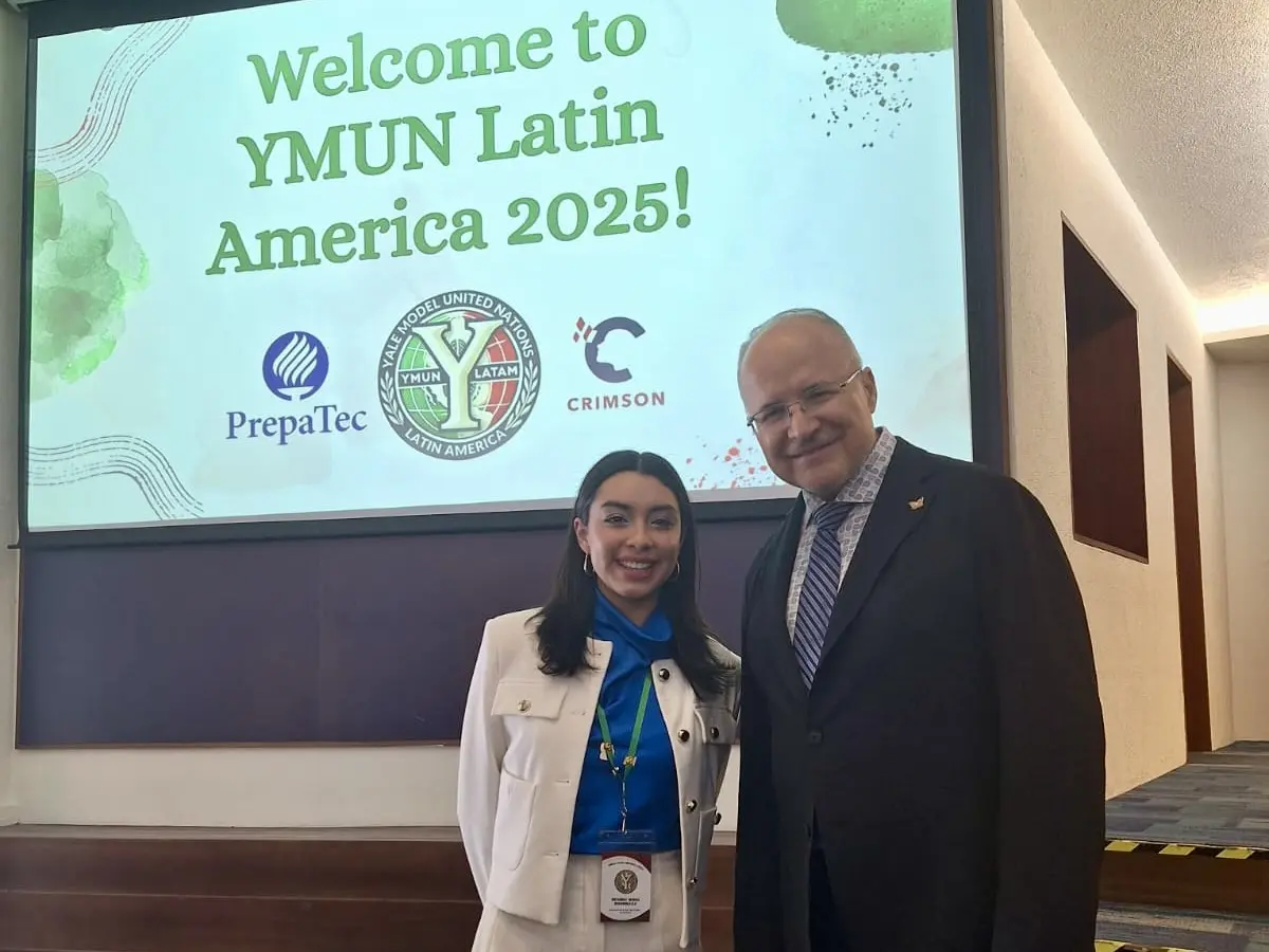 Desiree Wong junto a ponente en Yalemun