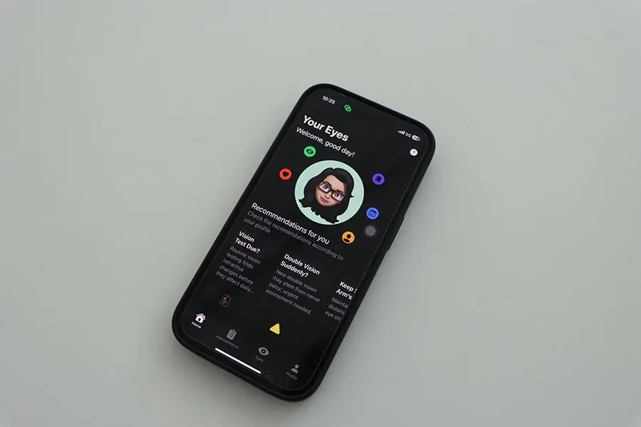 Celular con la app Your eyes abierta.
