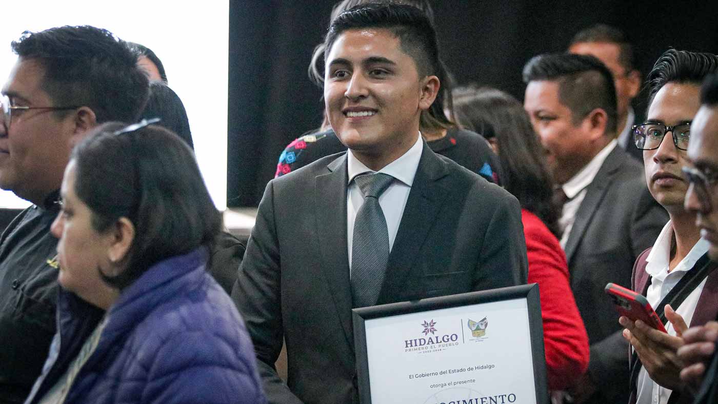 Yovanni Guerrero en ceremonio del Premio Estatal de la Juventud 2022