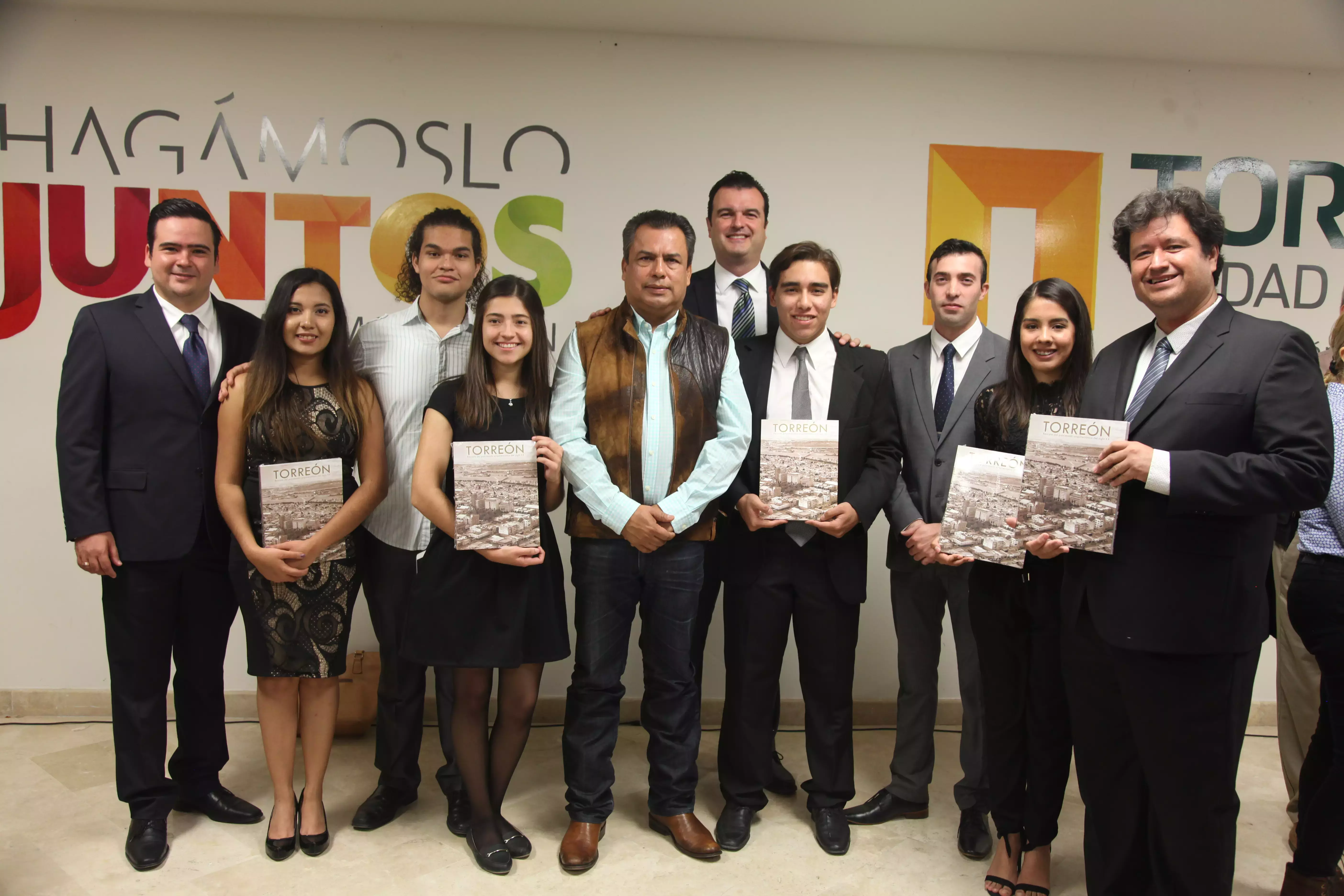 Alumnos del Tec entregan catálogo de edificios históricos a Torreón.