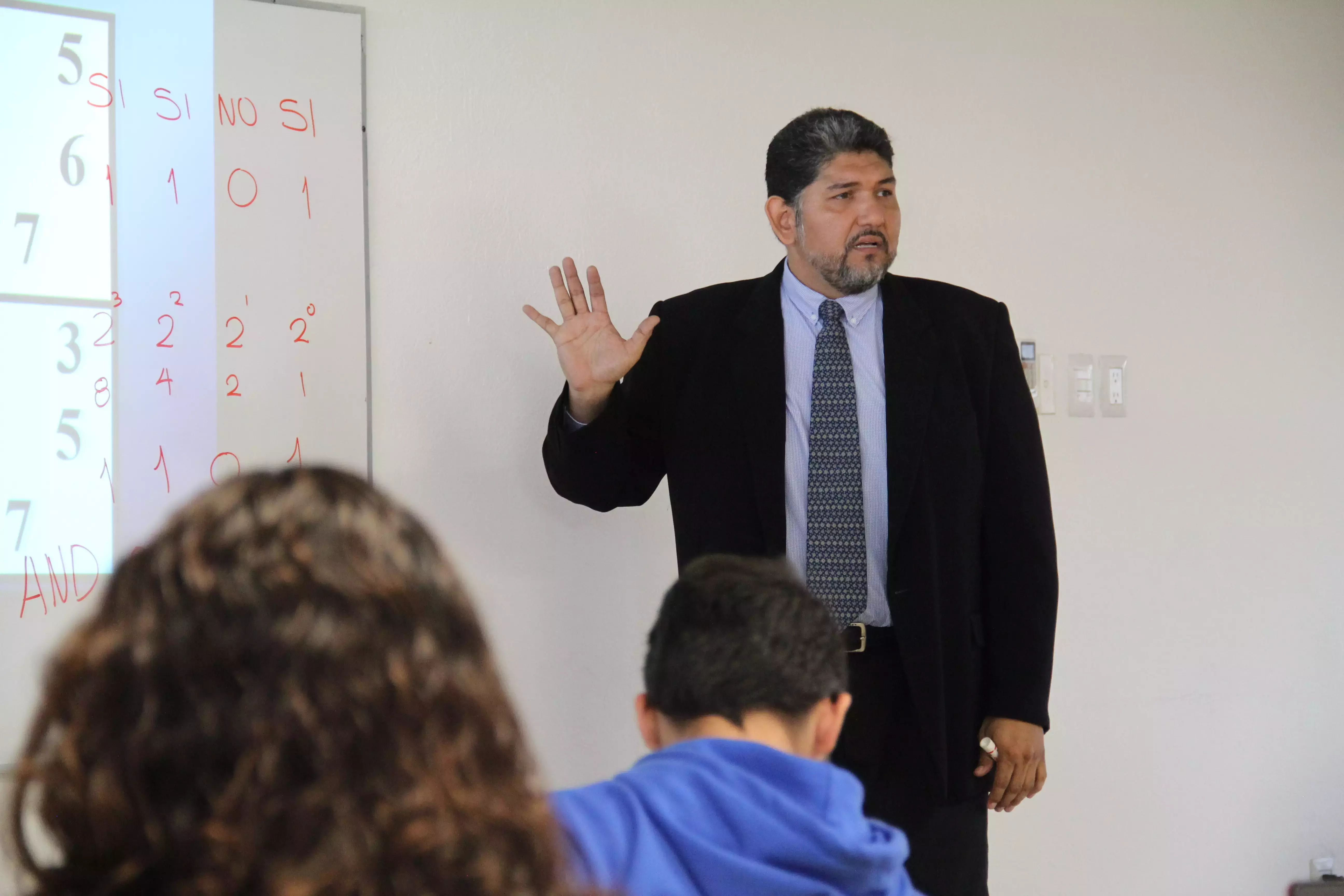 Profesor Gabino explicando el proyecto.