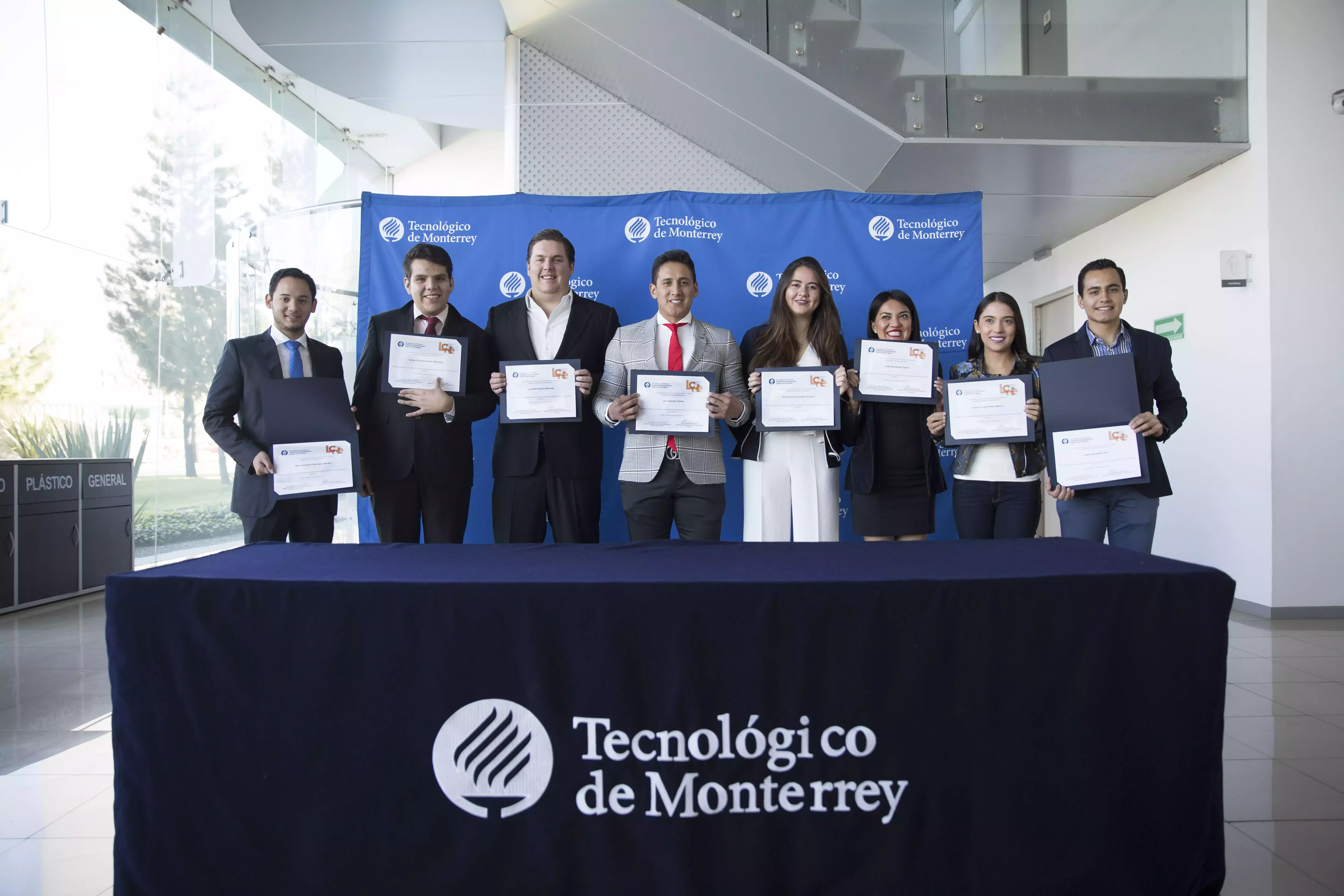 Graduación Licenciado en Creación y Desarrollo de Empresas. 