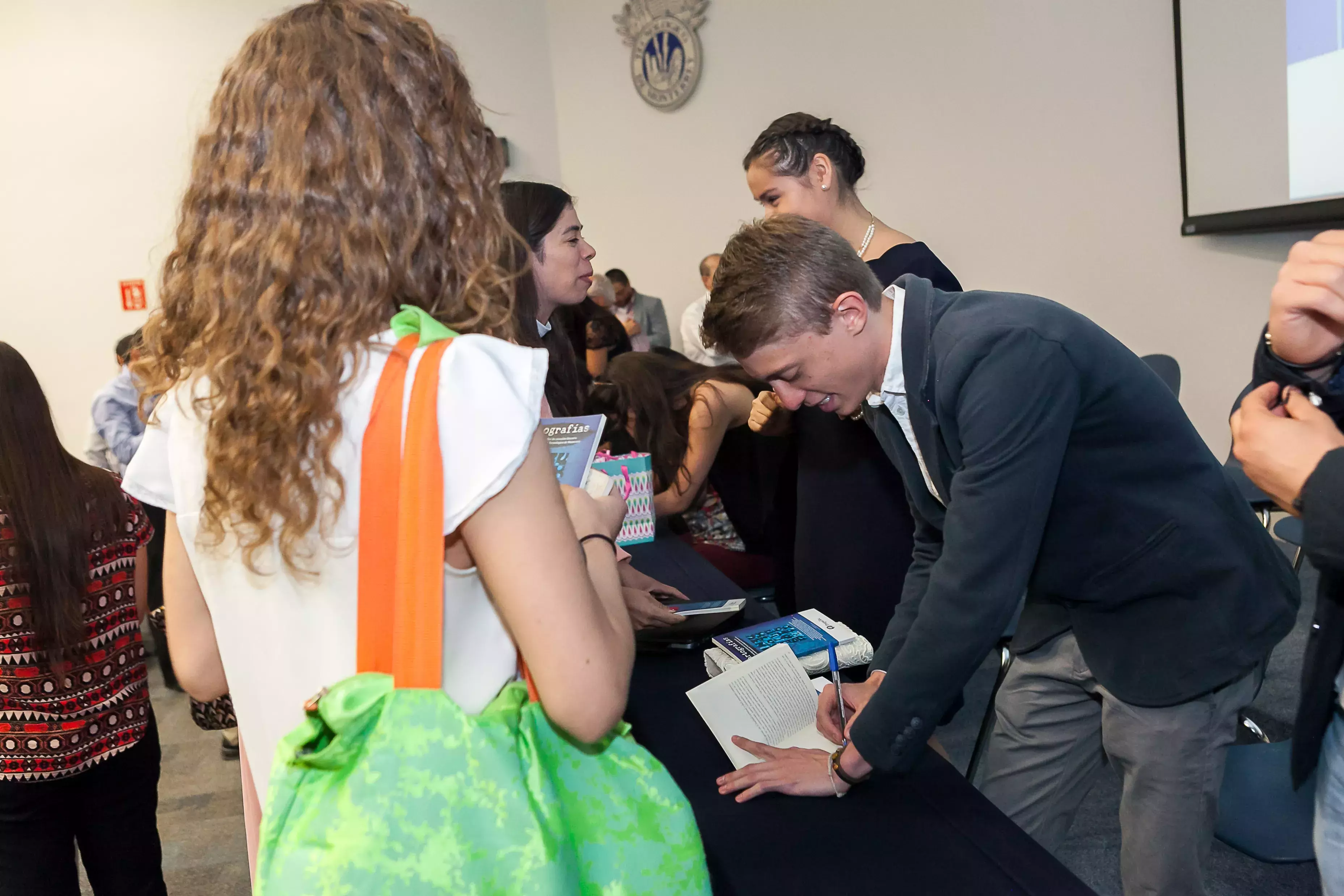 Alumnos en firma de libro