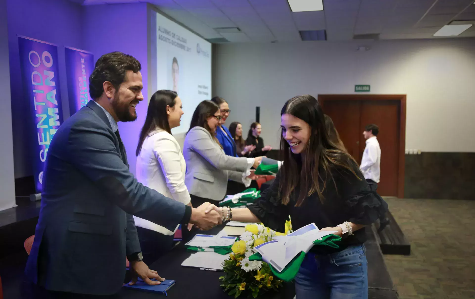 Alumnos recibiendo reconocimiento