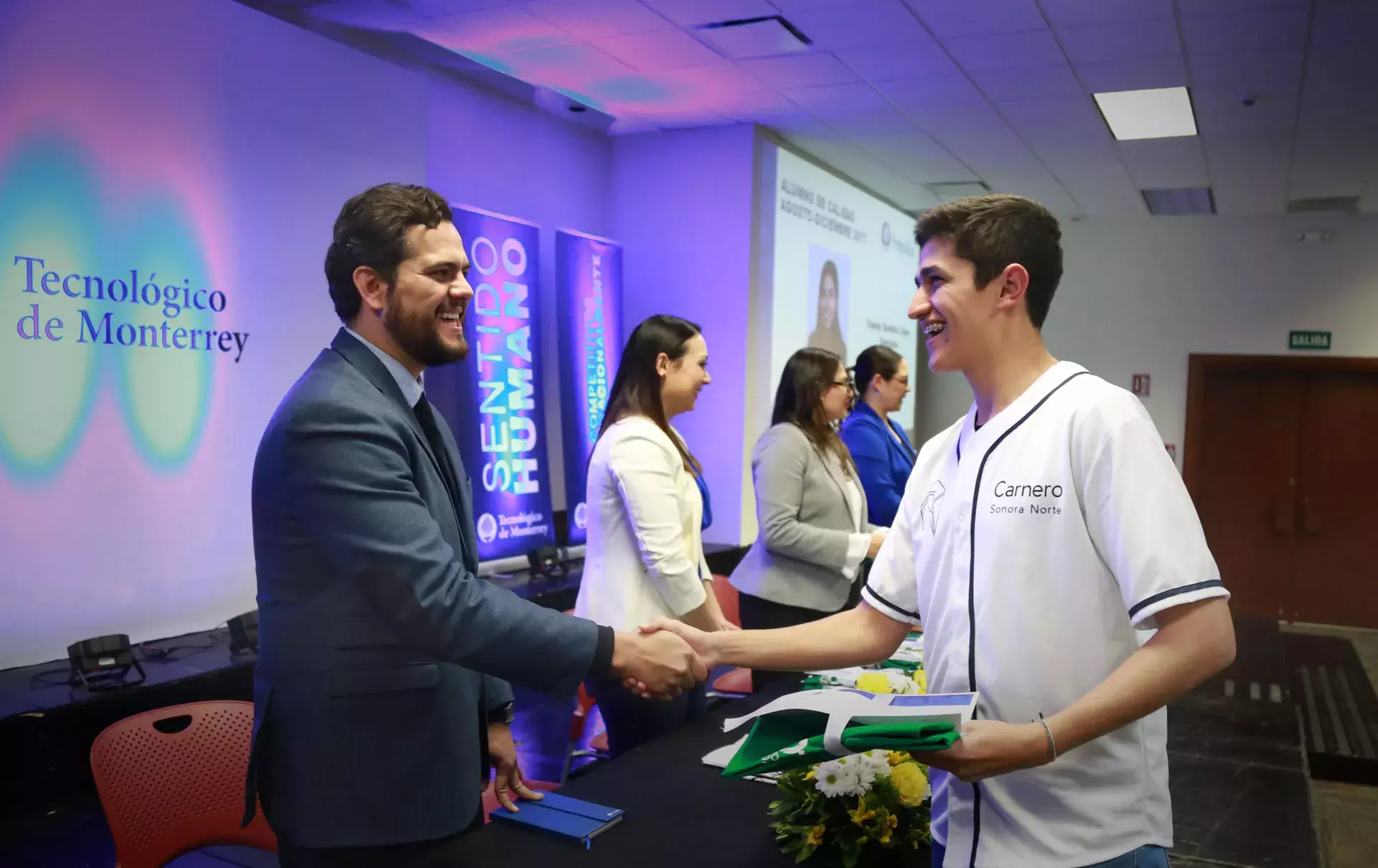 Alumnos recibiendo reconocimiento