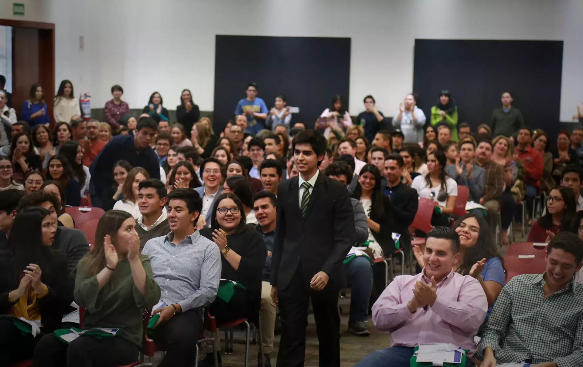 Alumnos recibiendo reconocimiento