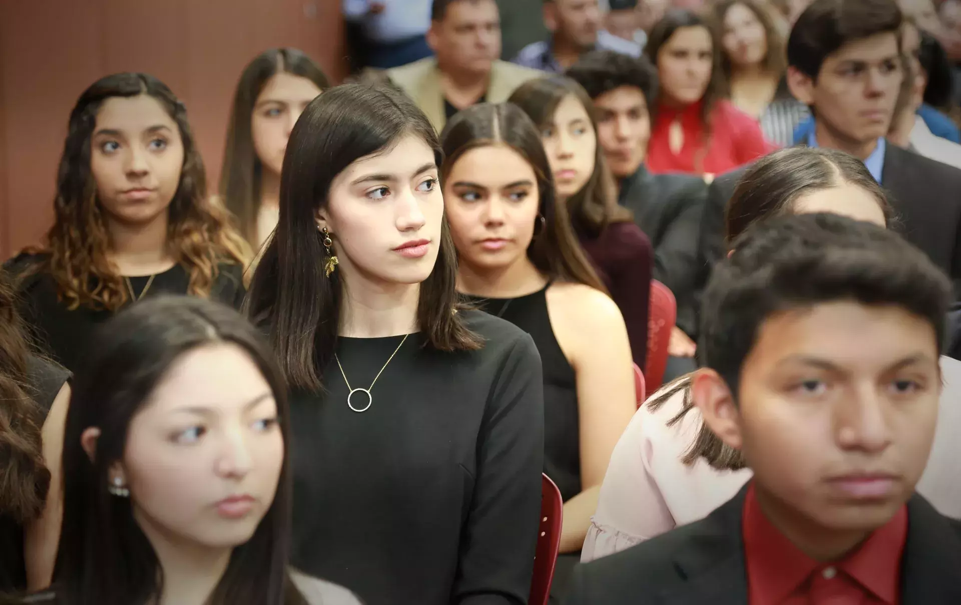 Alumnos recibiendo reconocimiento