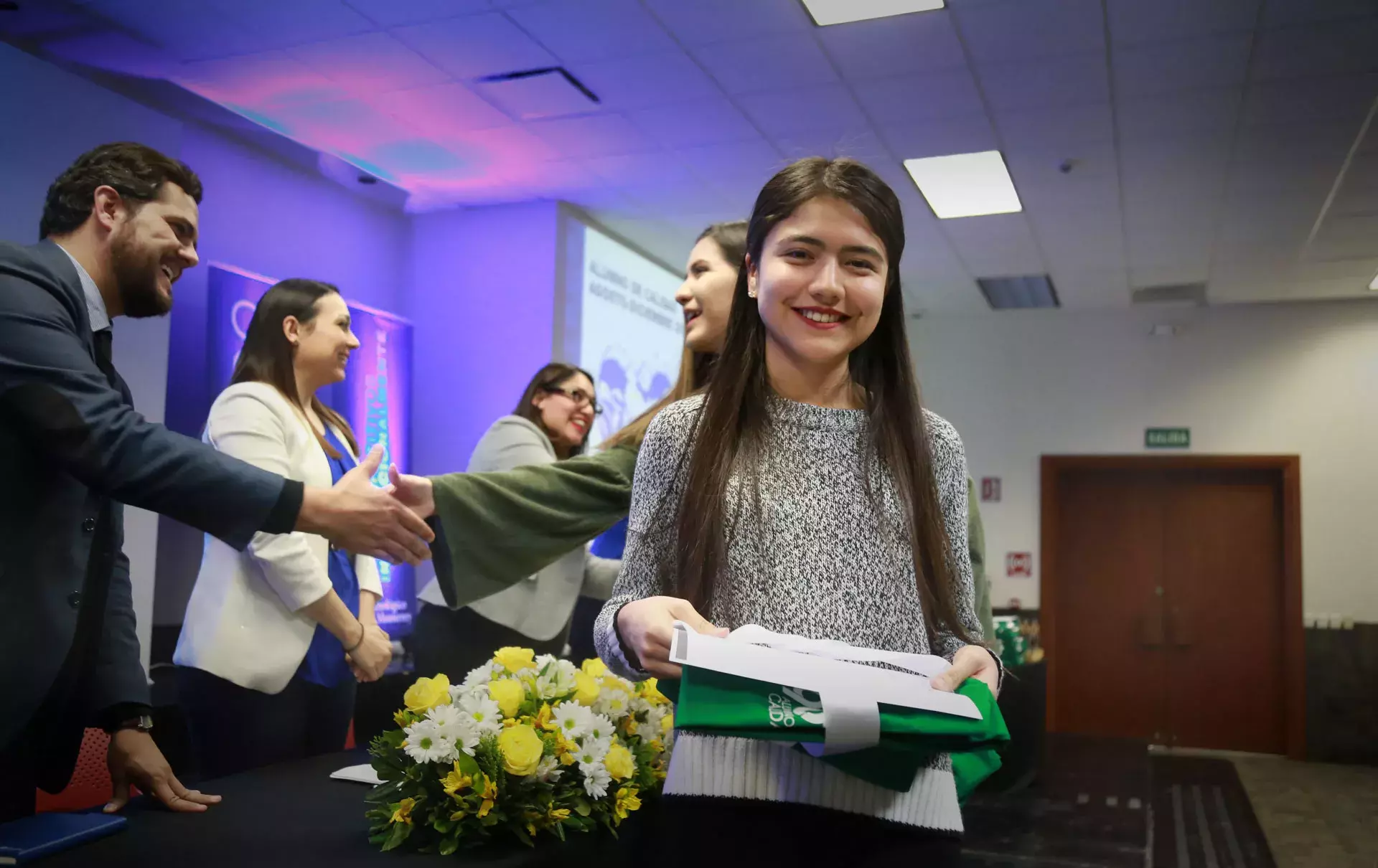 Alumnos recibiendo reconocimiento