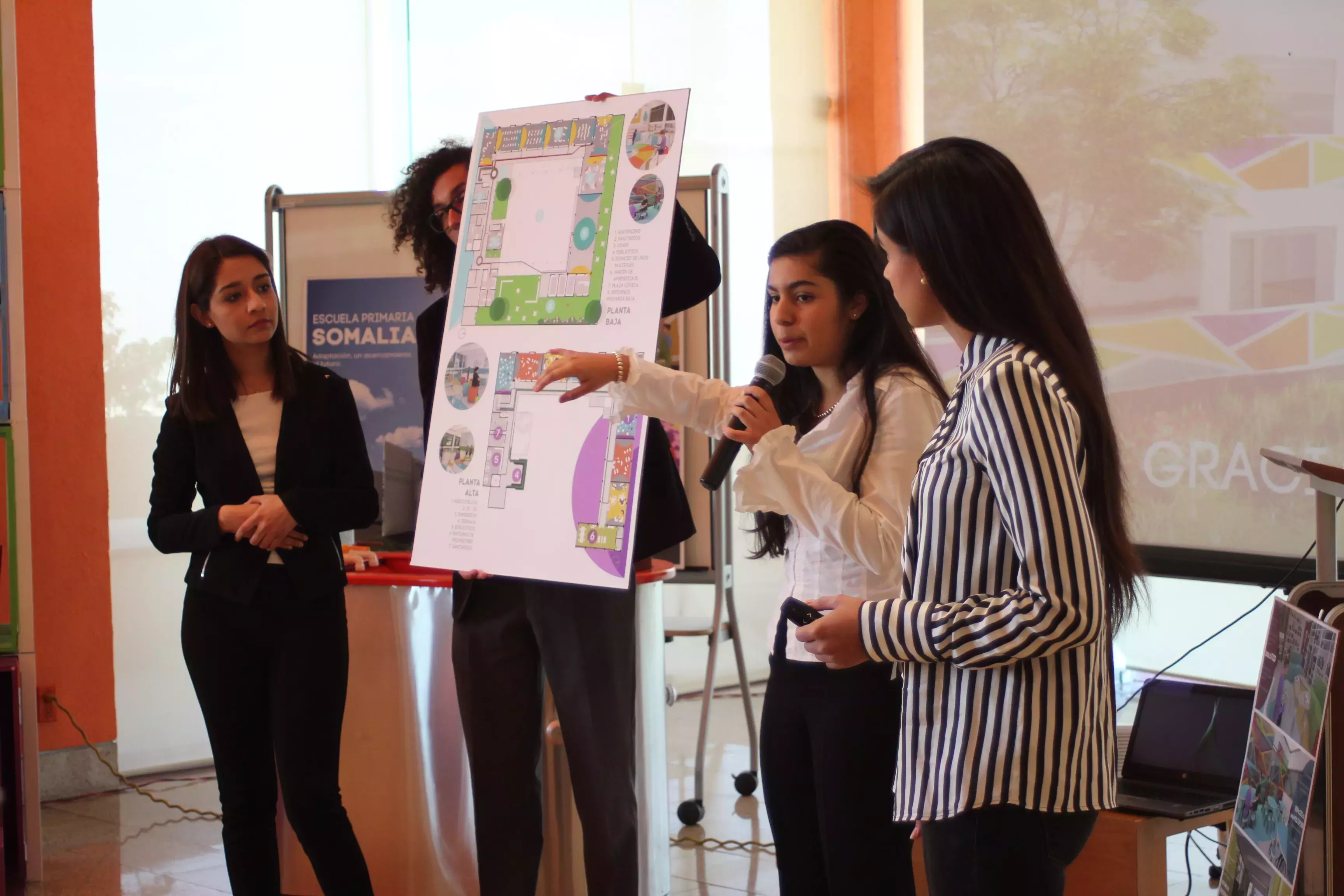 Alumnas en presentación de proyecto