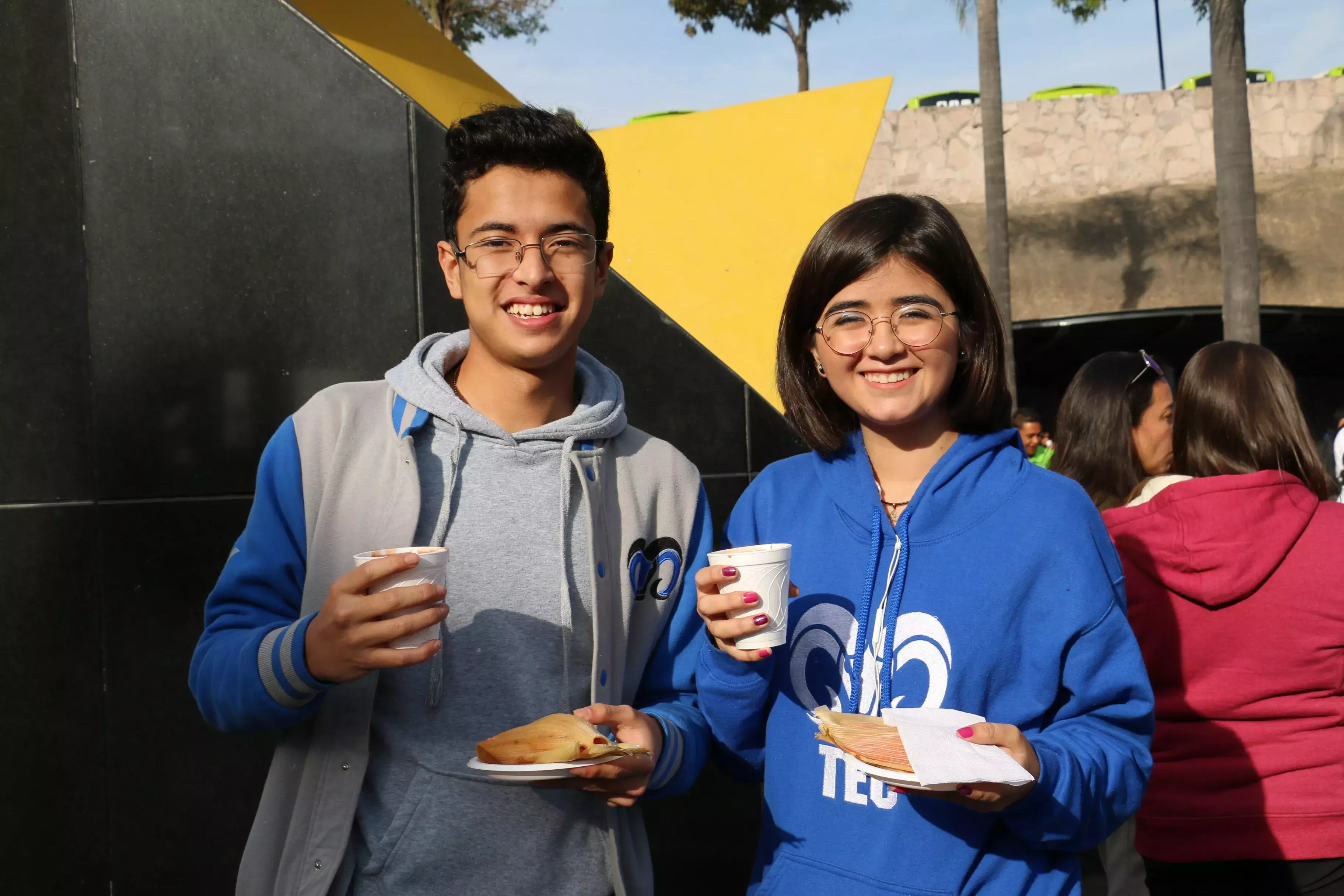 Alumnos de Prepa Tec disfrutando un rico desayuno