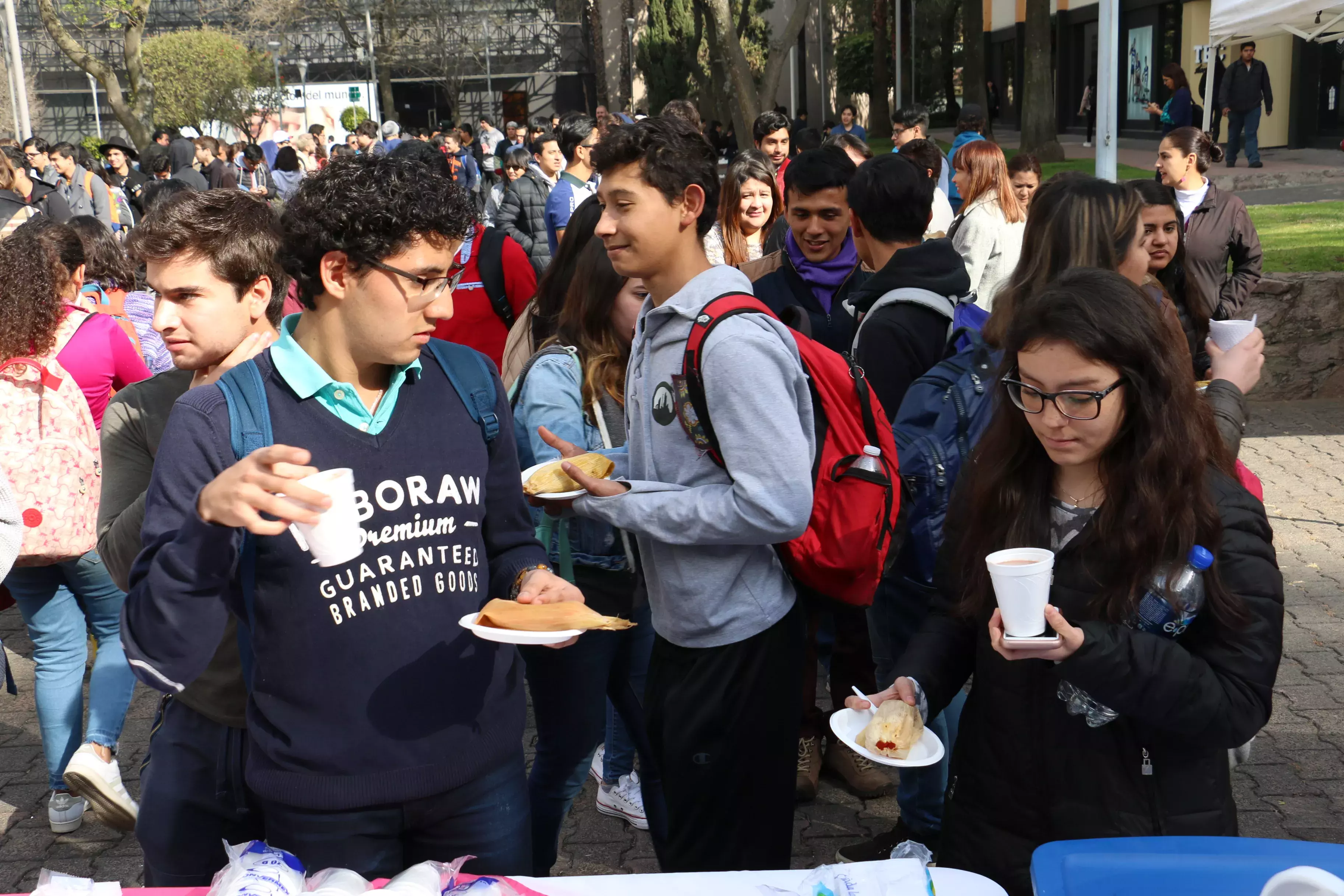 Alumnos de Profesional disfrutando un rico desayuno