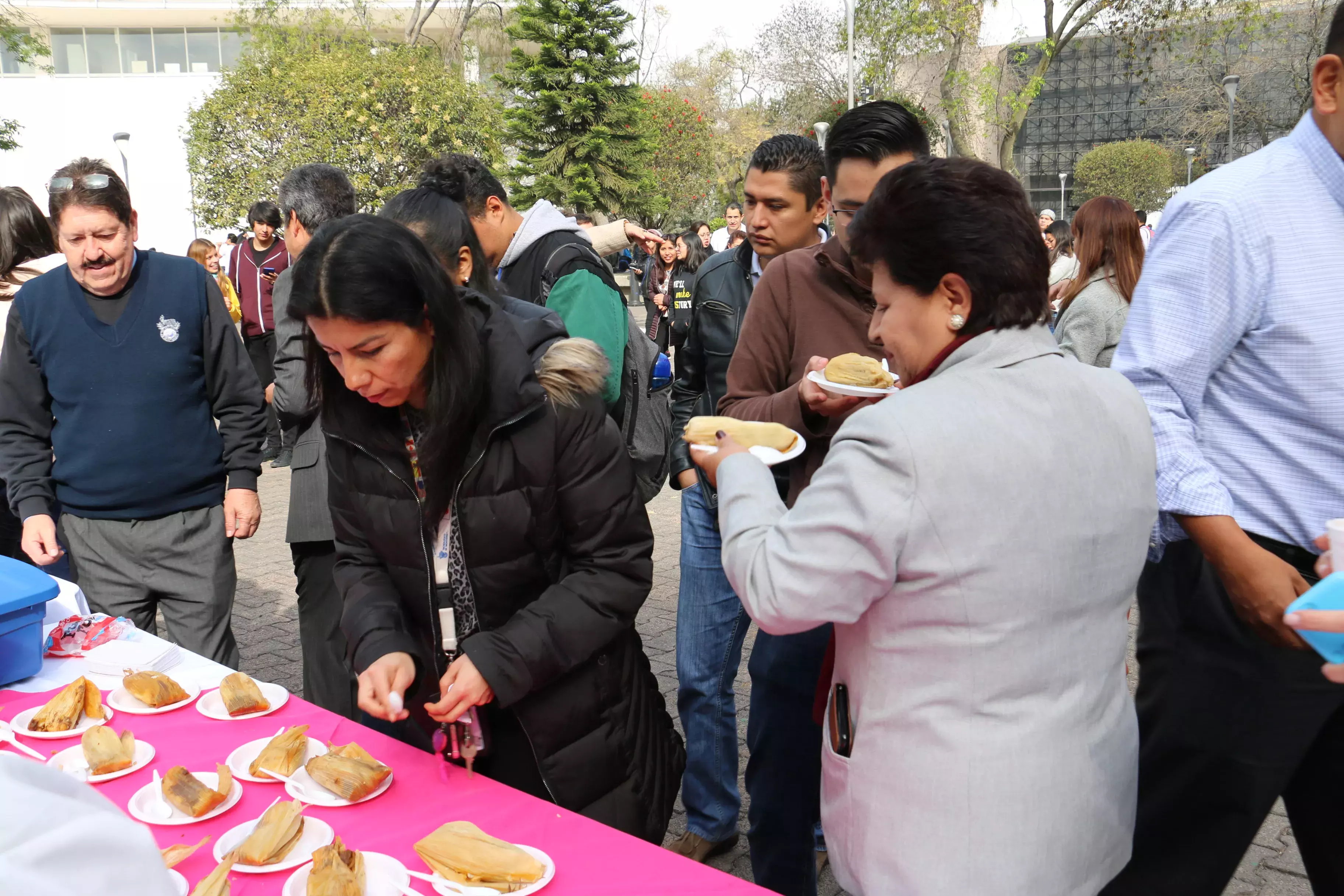 Alumnos de Profesional disfrutando un rico desayuno