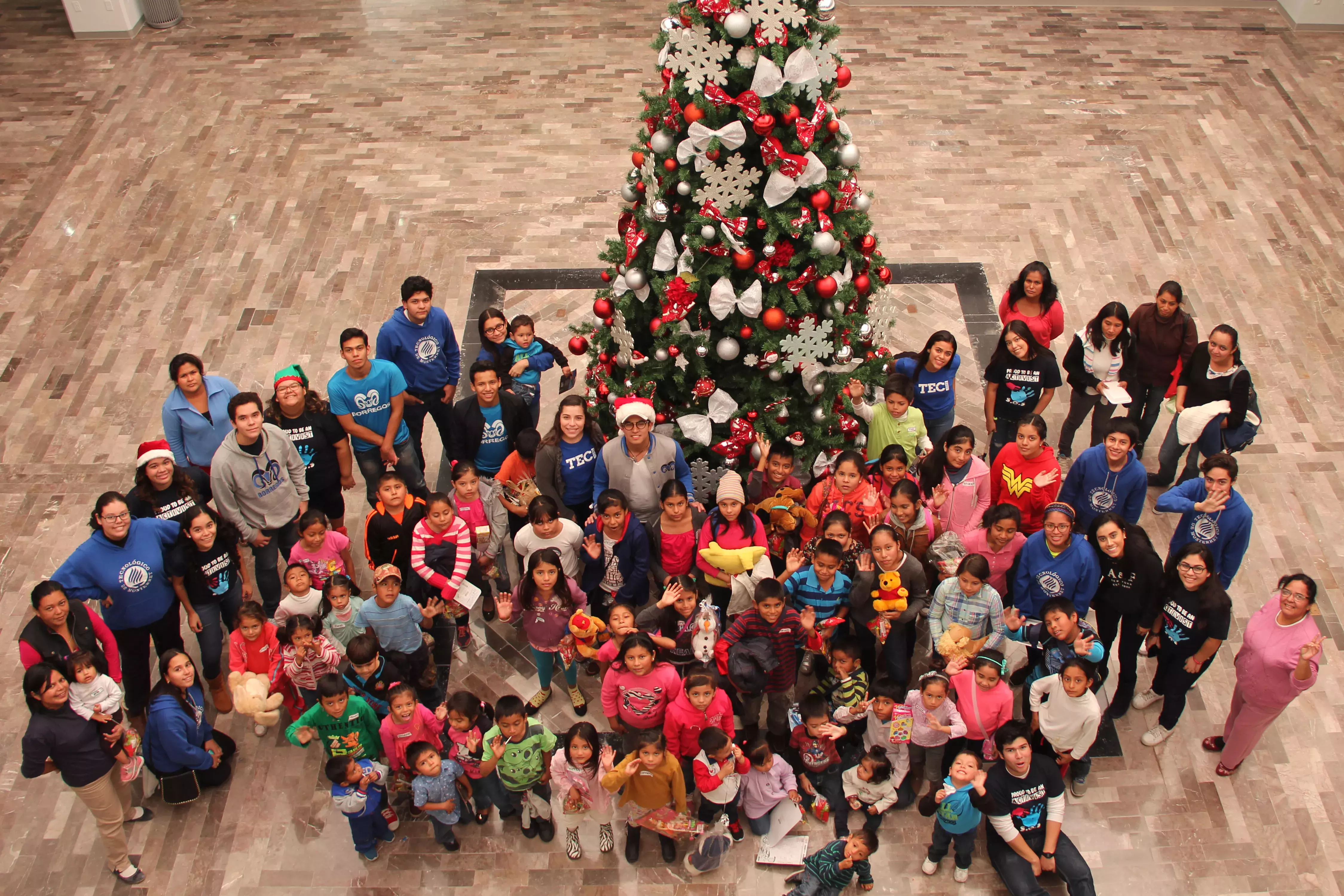 Niños disfrutando de posada en el Tec.