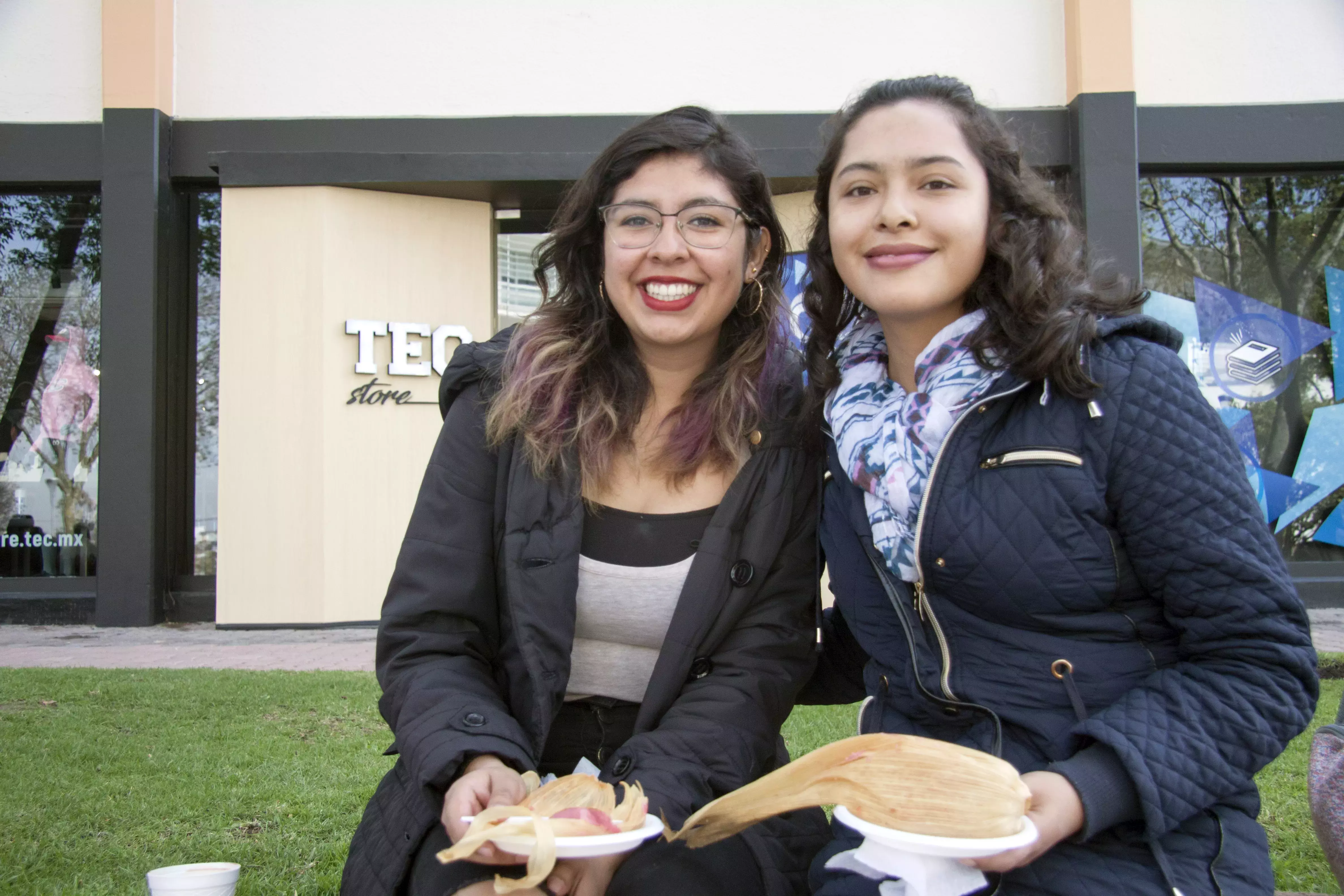 Alumnos de Profesional disfrutando un rico desayuno