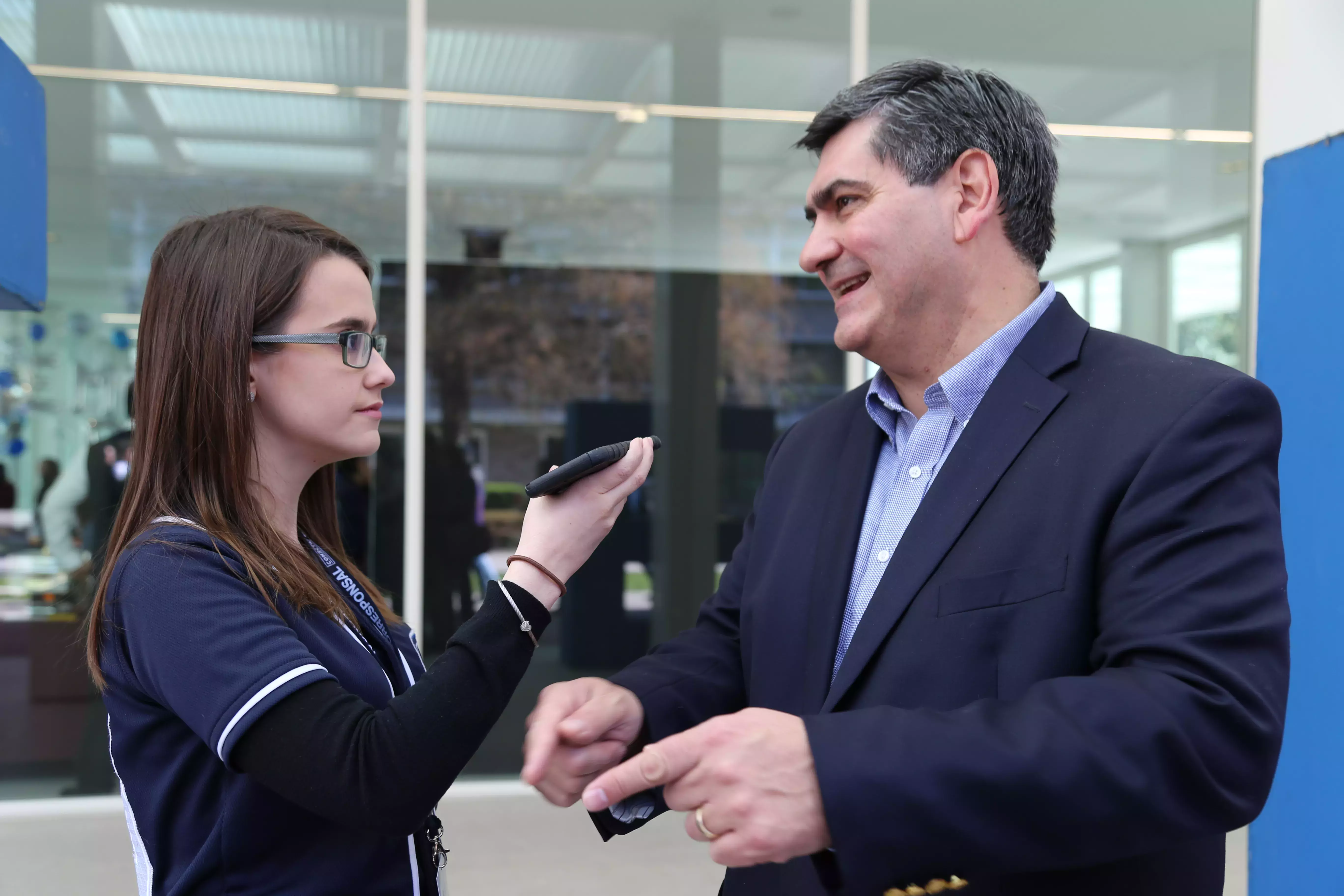 Rector David Garza siendo entrevistado por Embajadora de Comunicación campus Sonora Norte