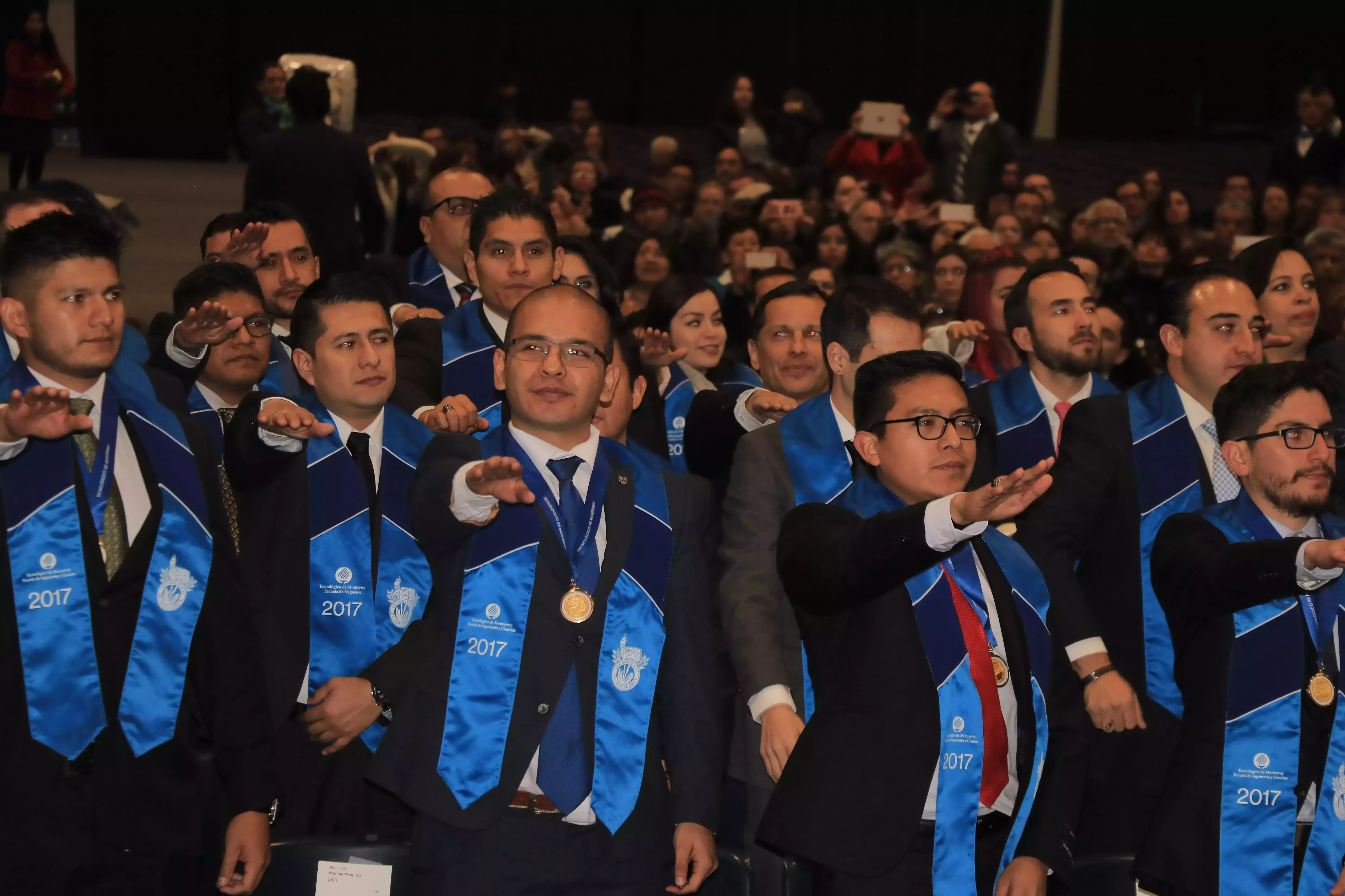 Graduados en toma de protesta