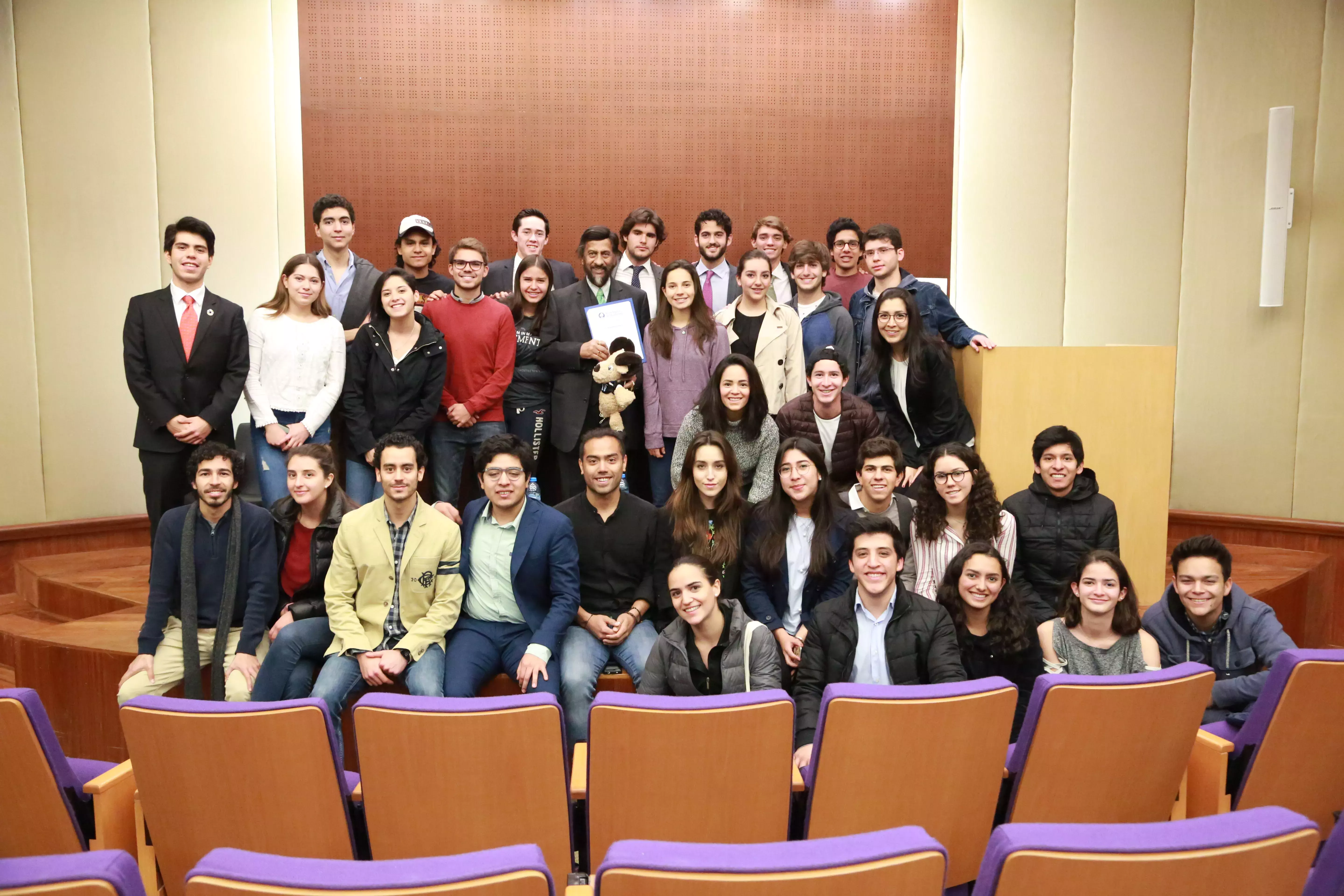 El Doctor Rajendra Pachauri, con los alumnos del Tec en Santa Fe.