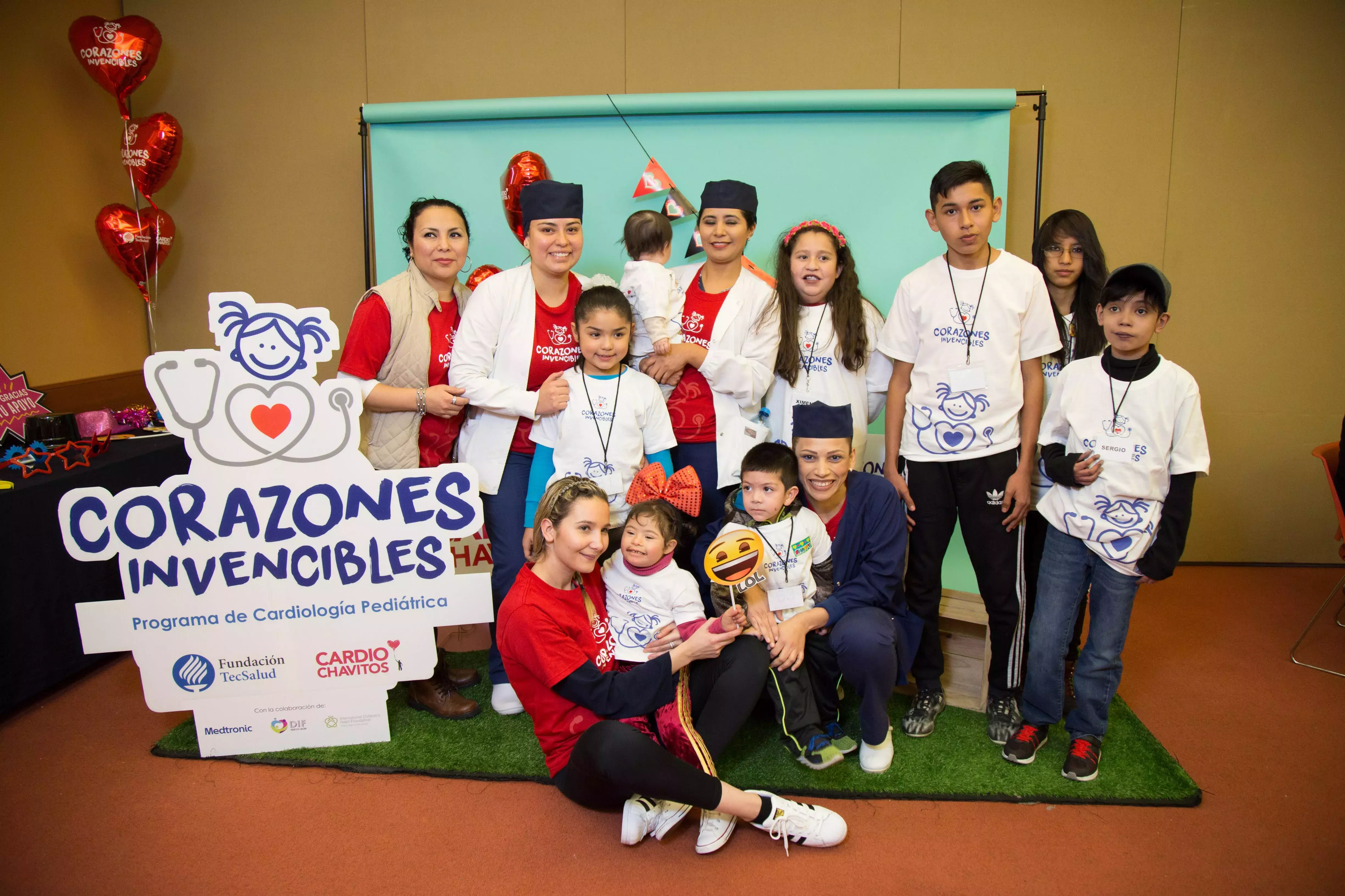 Equipo de enfermeras con pacientes de la tercera jornada 