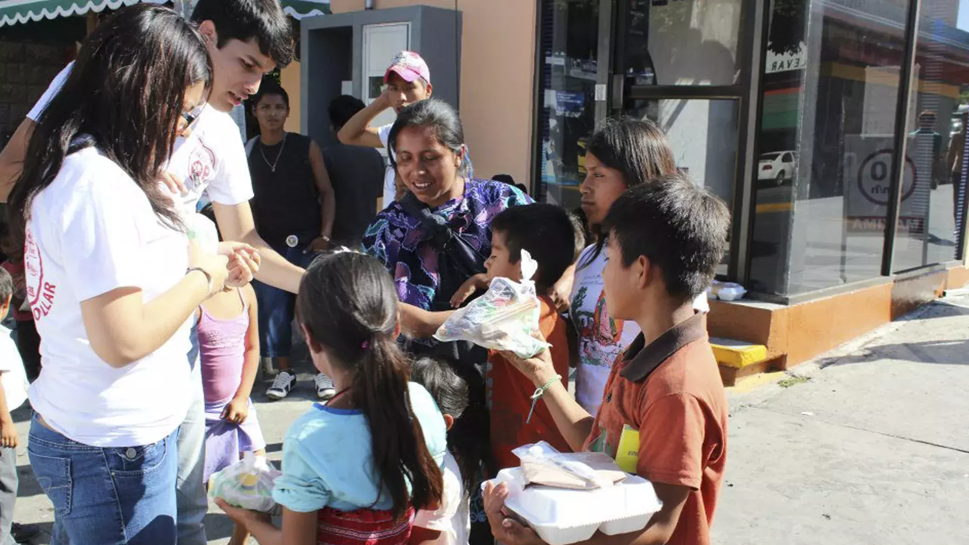 los chicos entregando las comidas