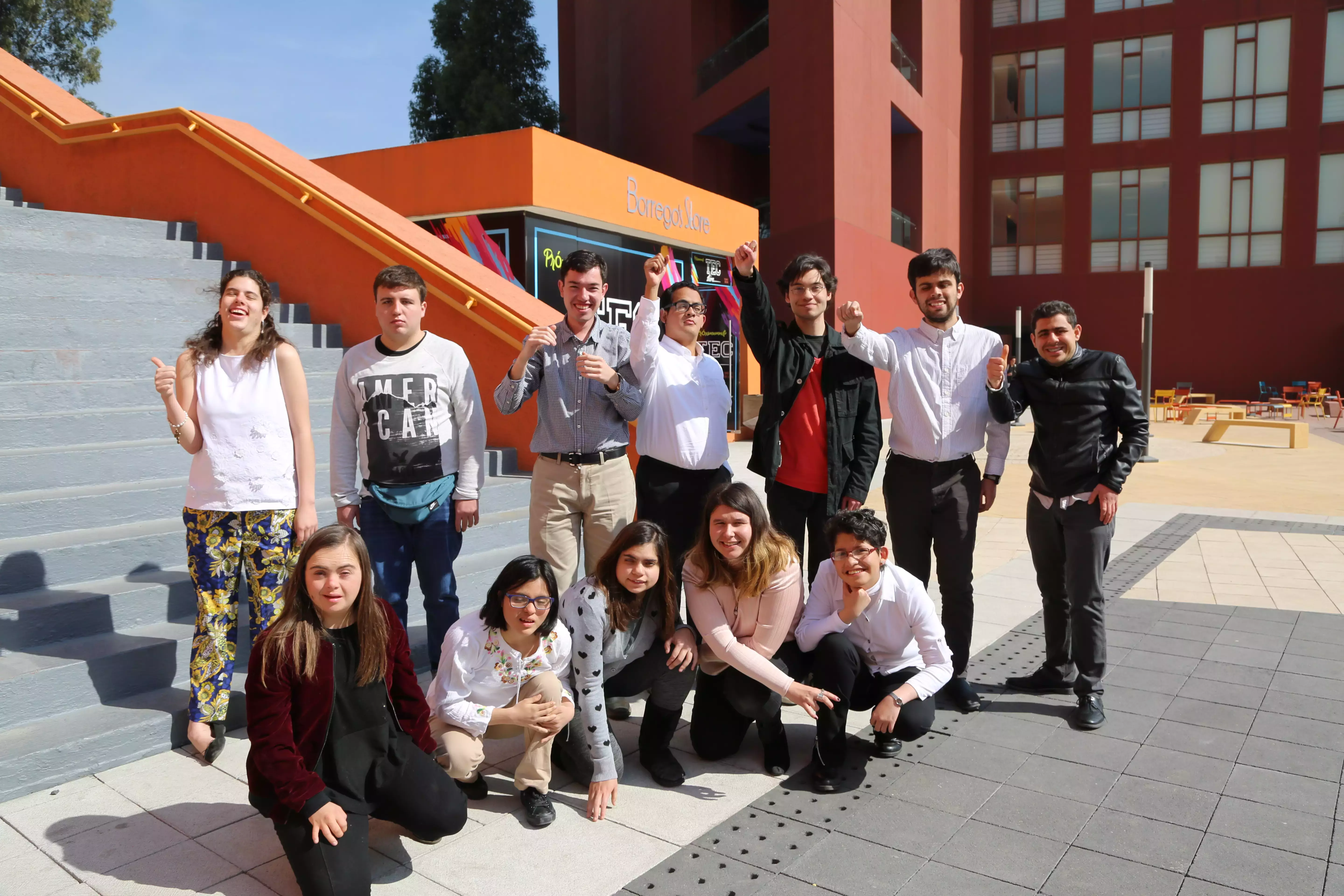 Jóvenes integrantes del programa Construyendo Puentes.