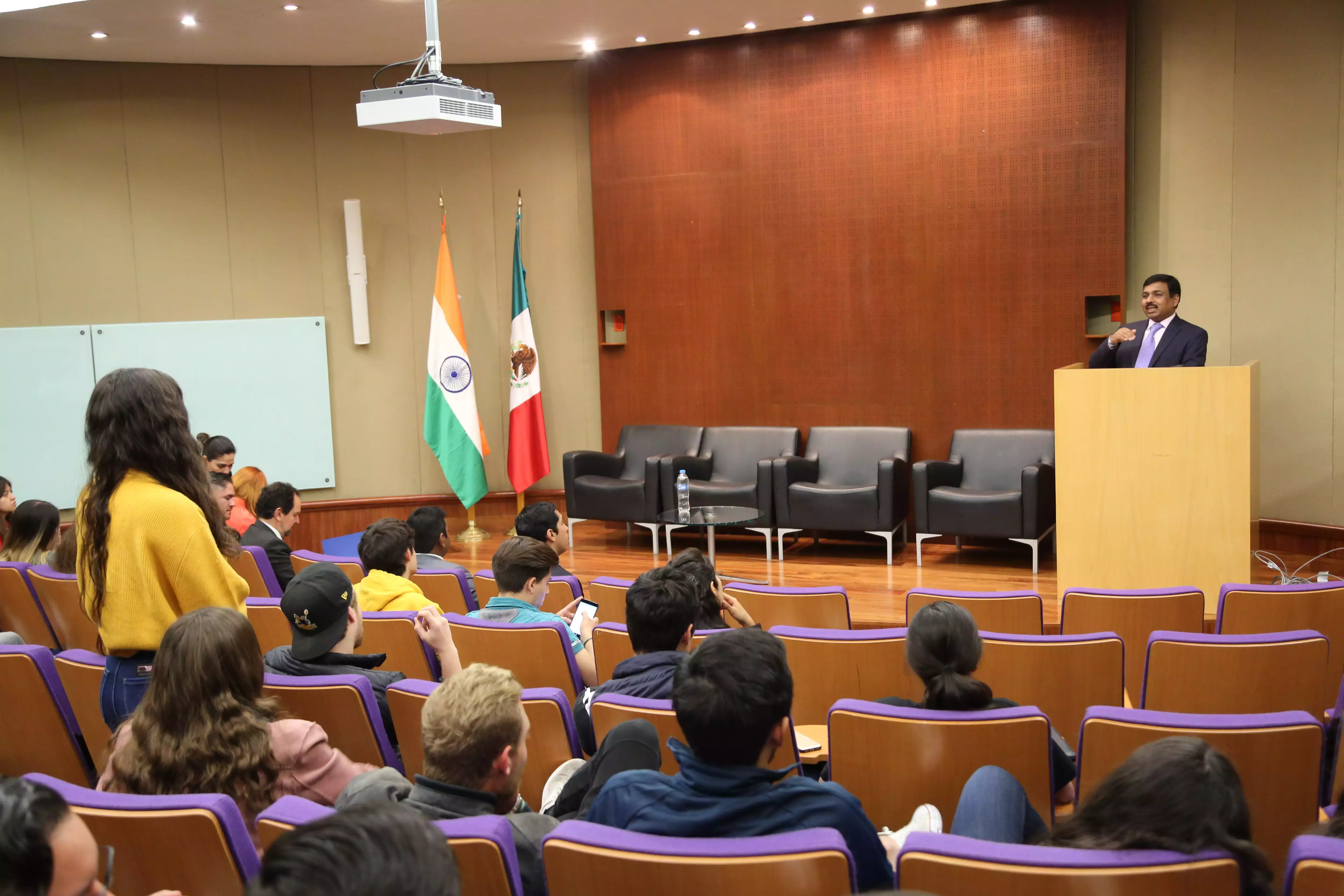 Muktesh K. Pardeshi, comparte su experiencia con los alumnos.