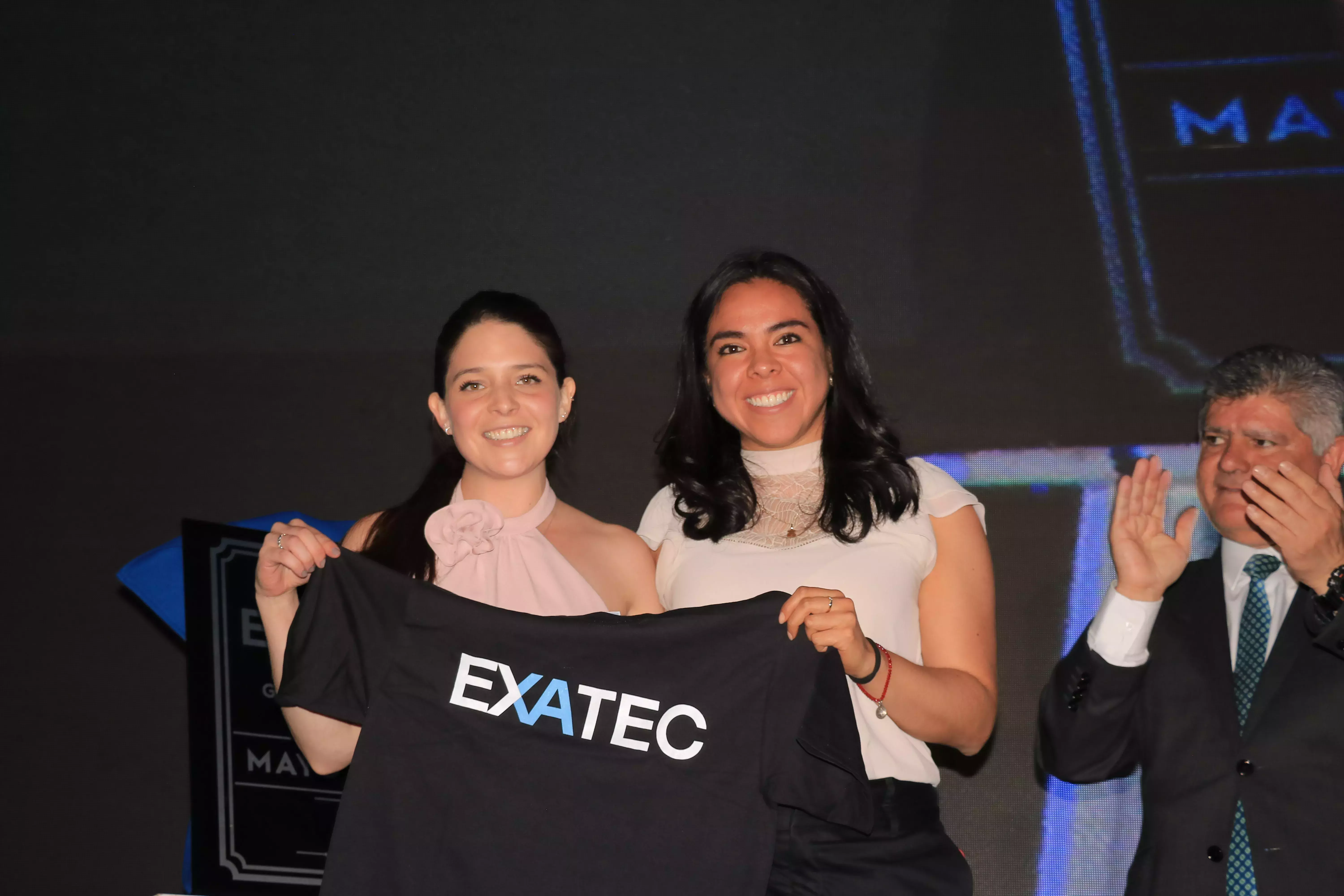 entrega de playera EXATEC