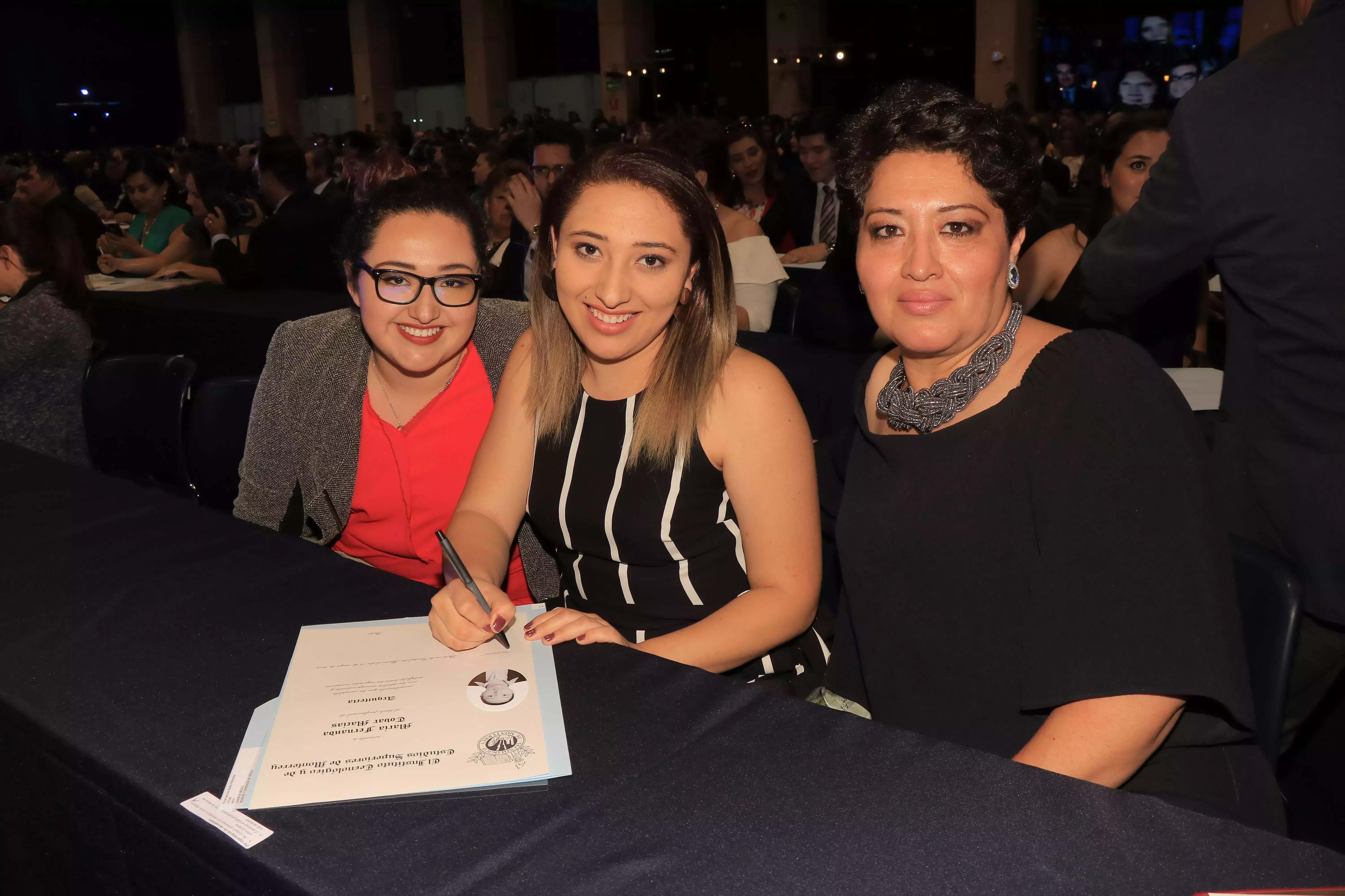 alumna firmando titulo