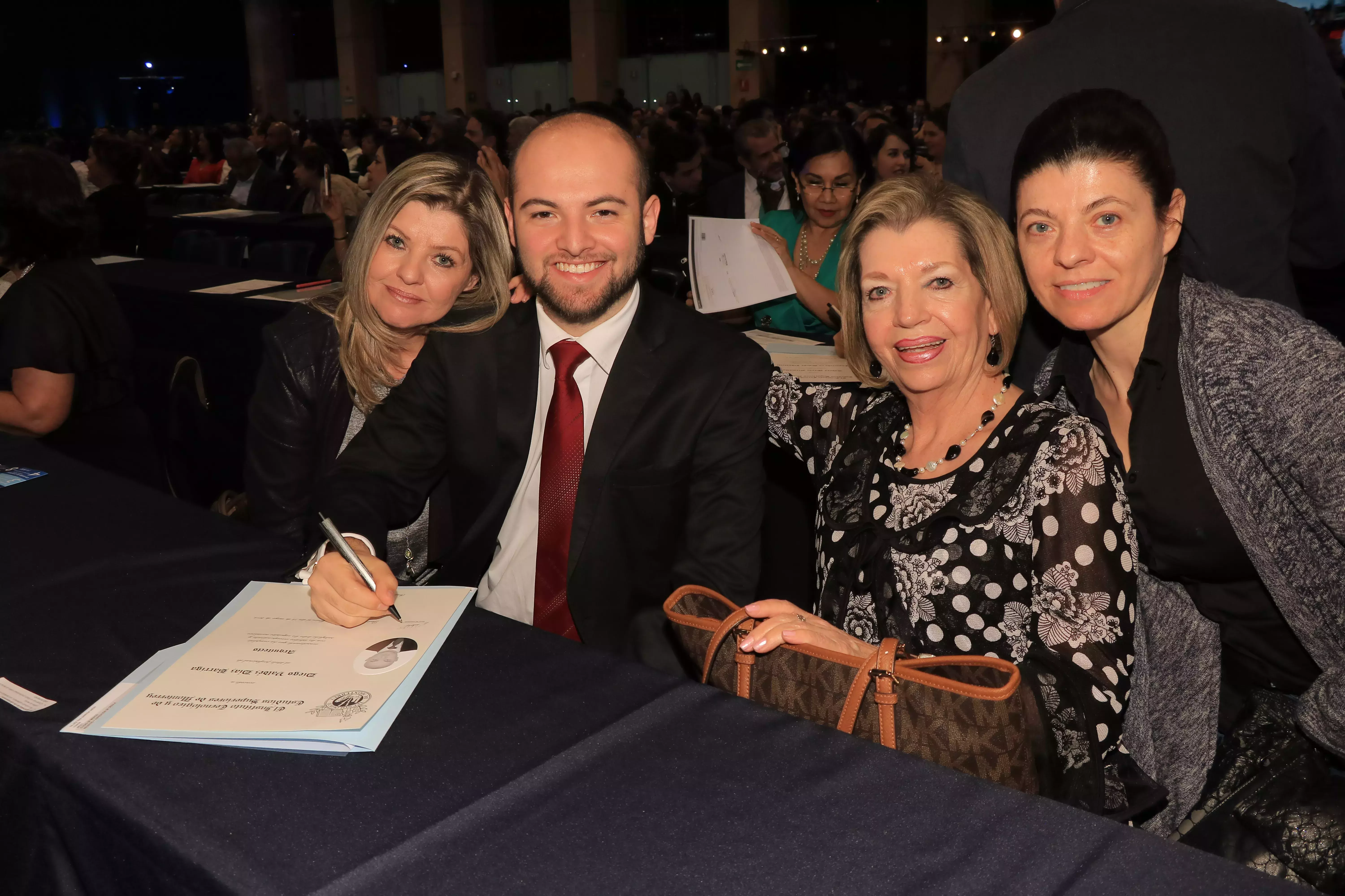 alumnos firmando título