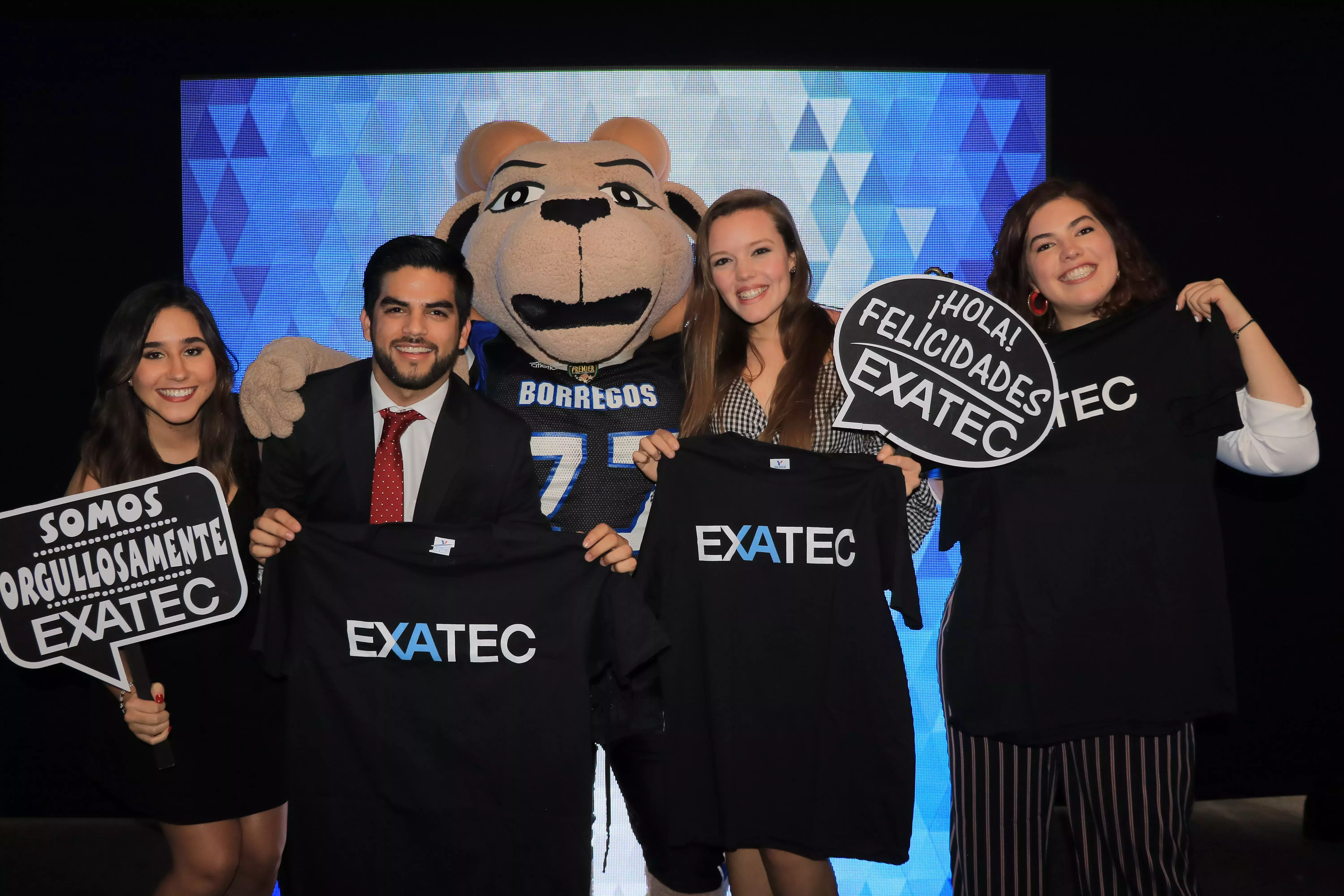 Alumnos con la mascota Tec.