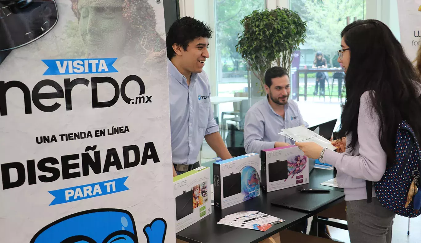 Diversas empresas de la industria creativa fueron invitadas para compartir su historia de los alumnos