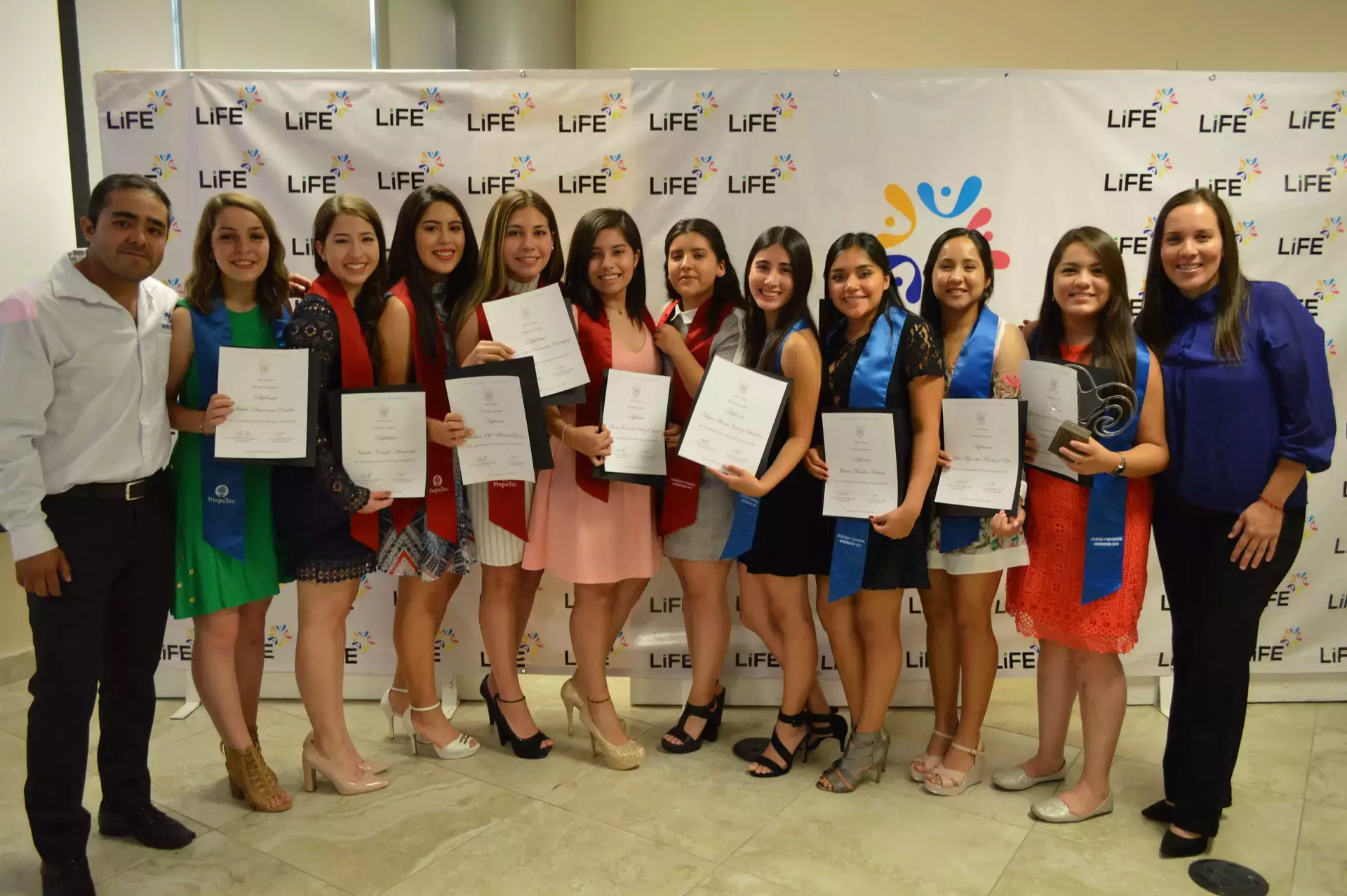 Premian perseverancia de alumnos LiFE