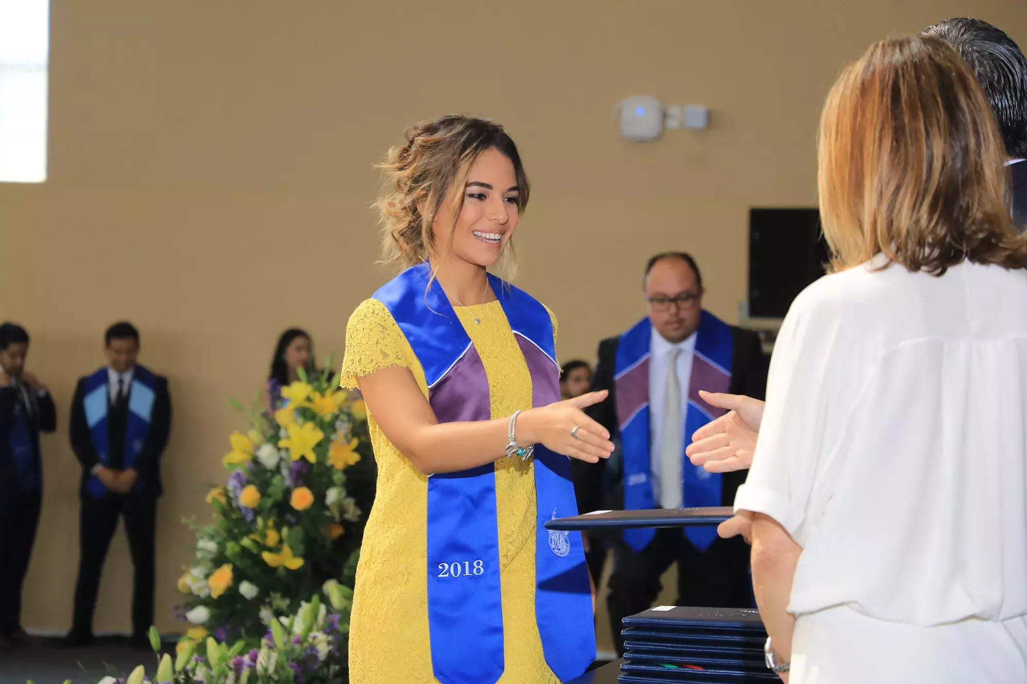 alumna recibiendo su título