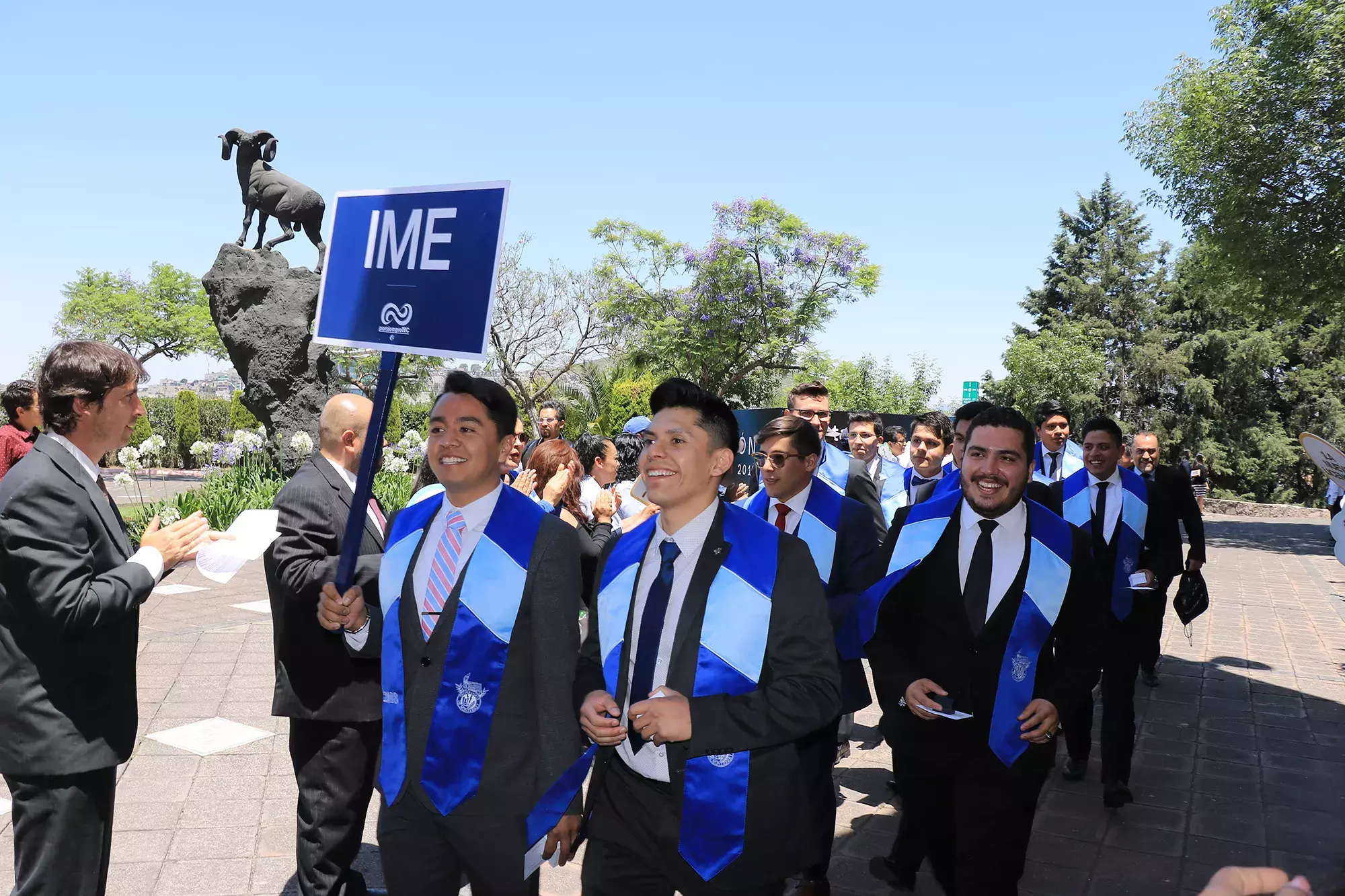 graduados en el desfile