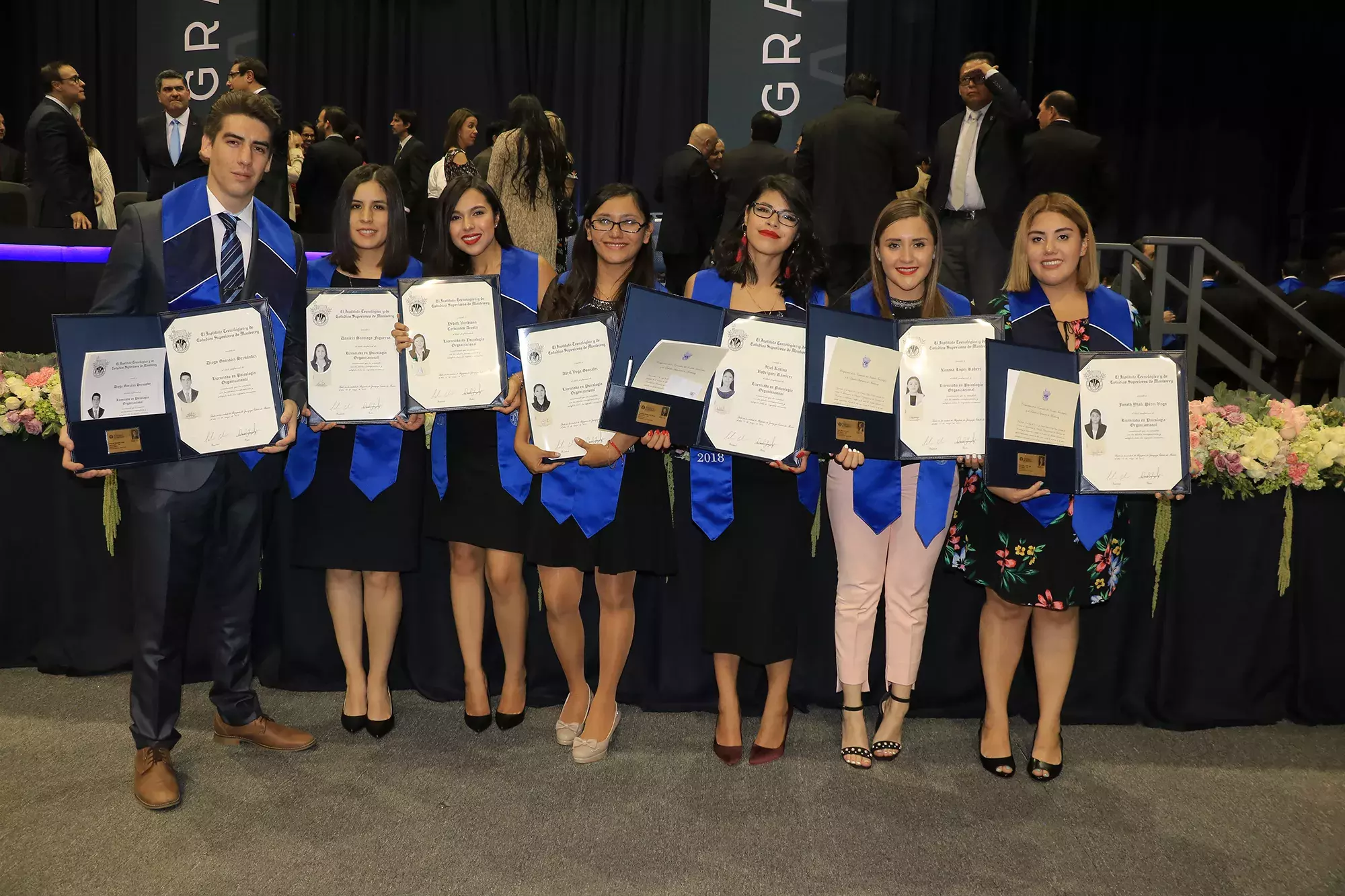 alumnos posando con su título