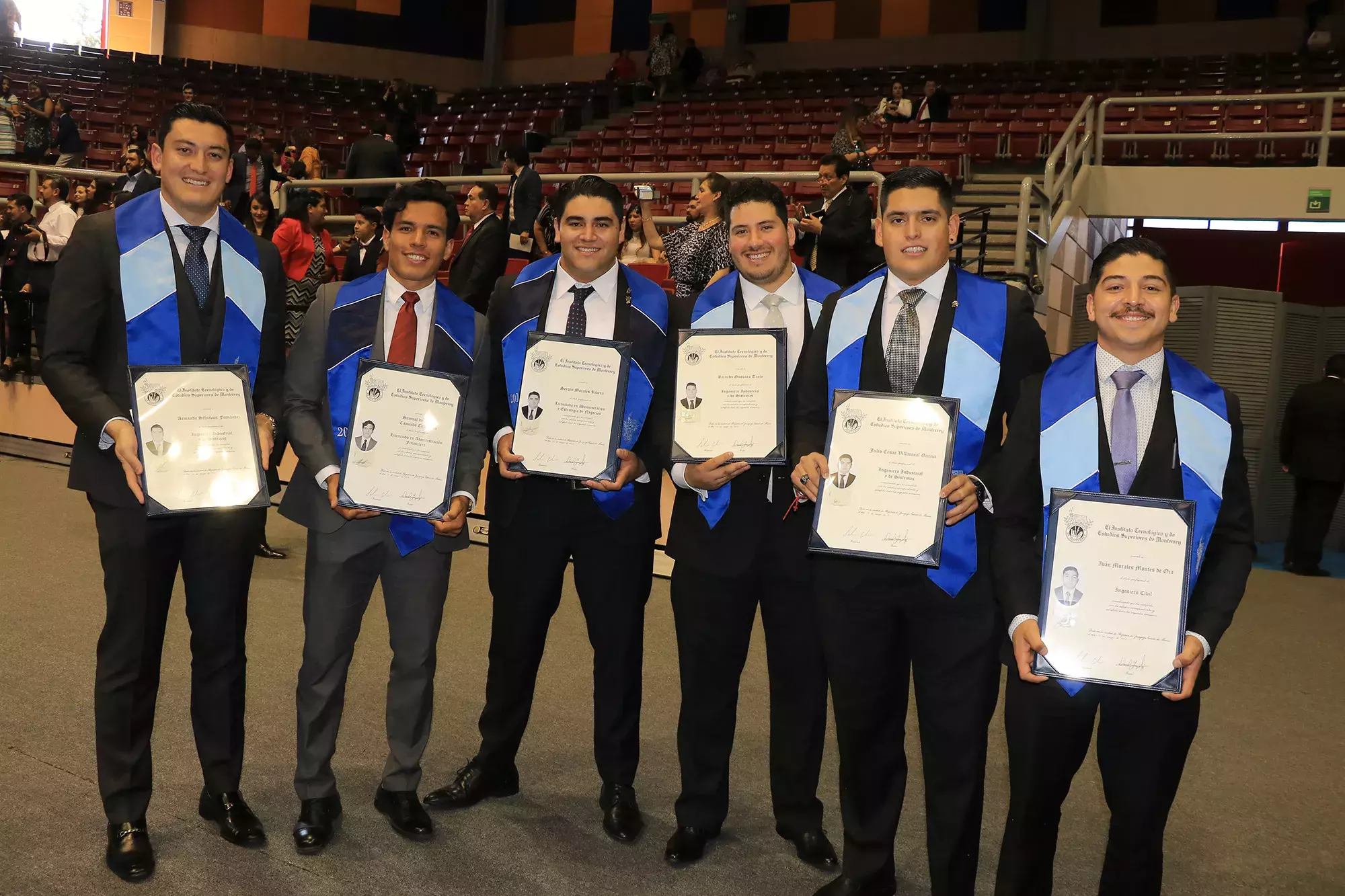 alumnos posando con su título