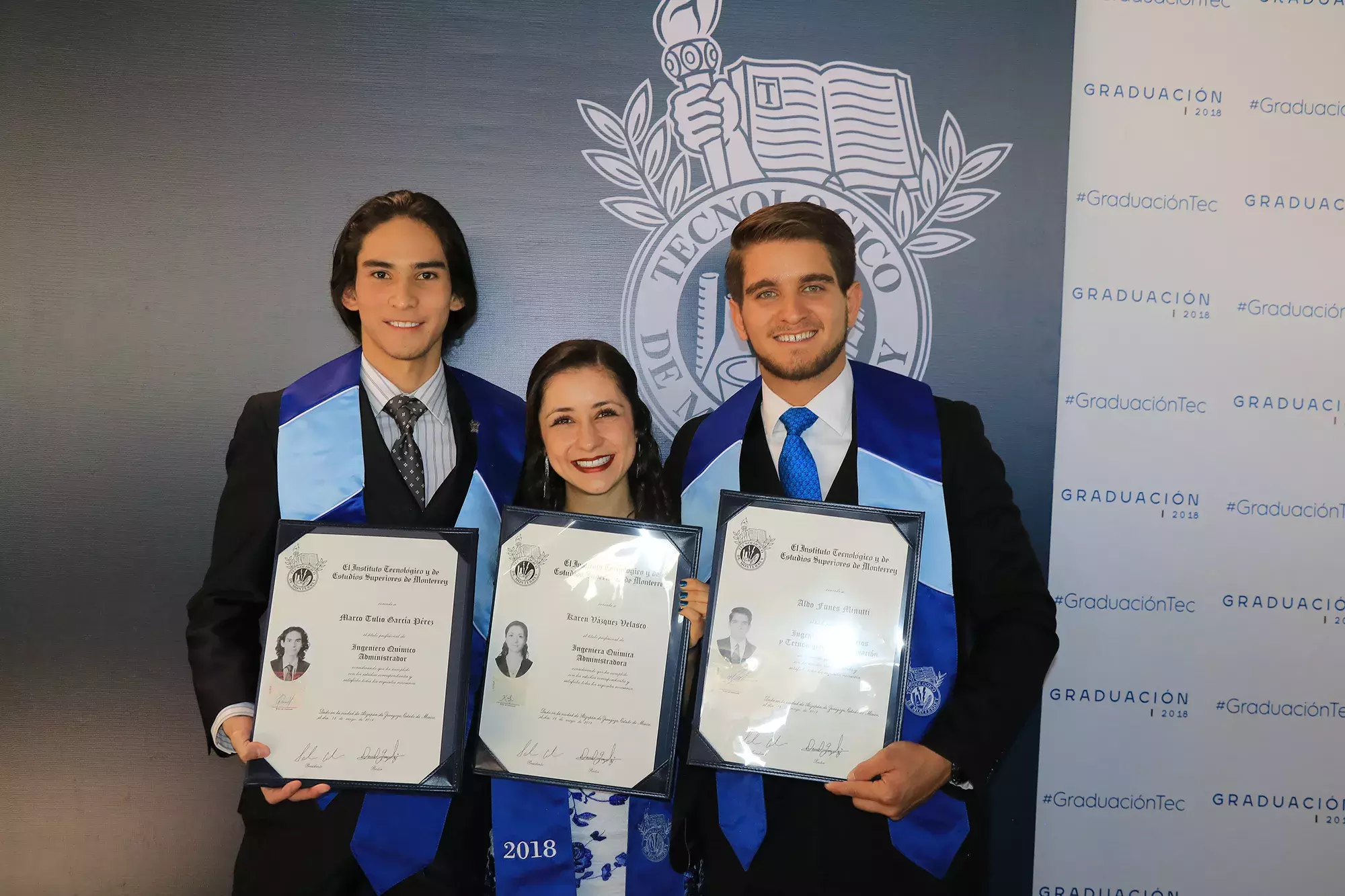 alumnos recién graduados