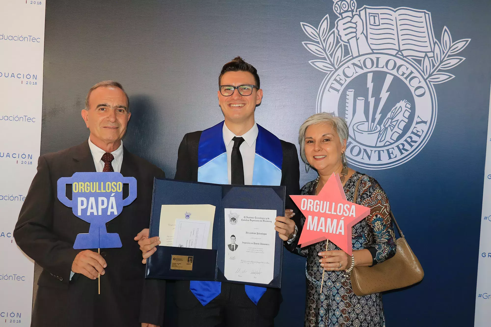 alumnos posando con sus padres