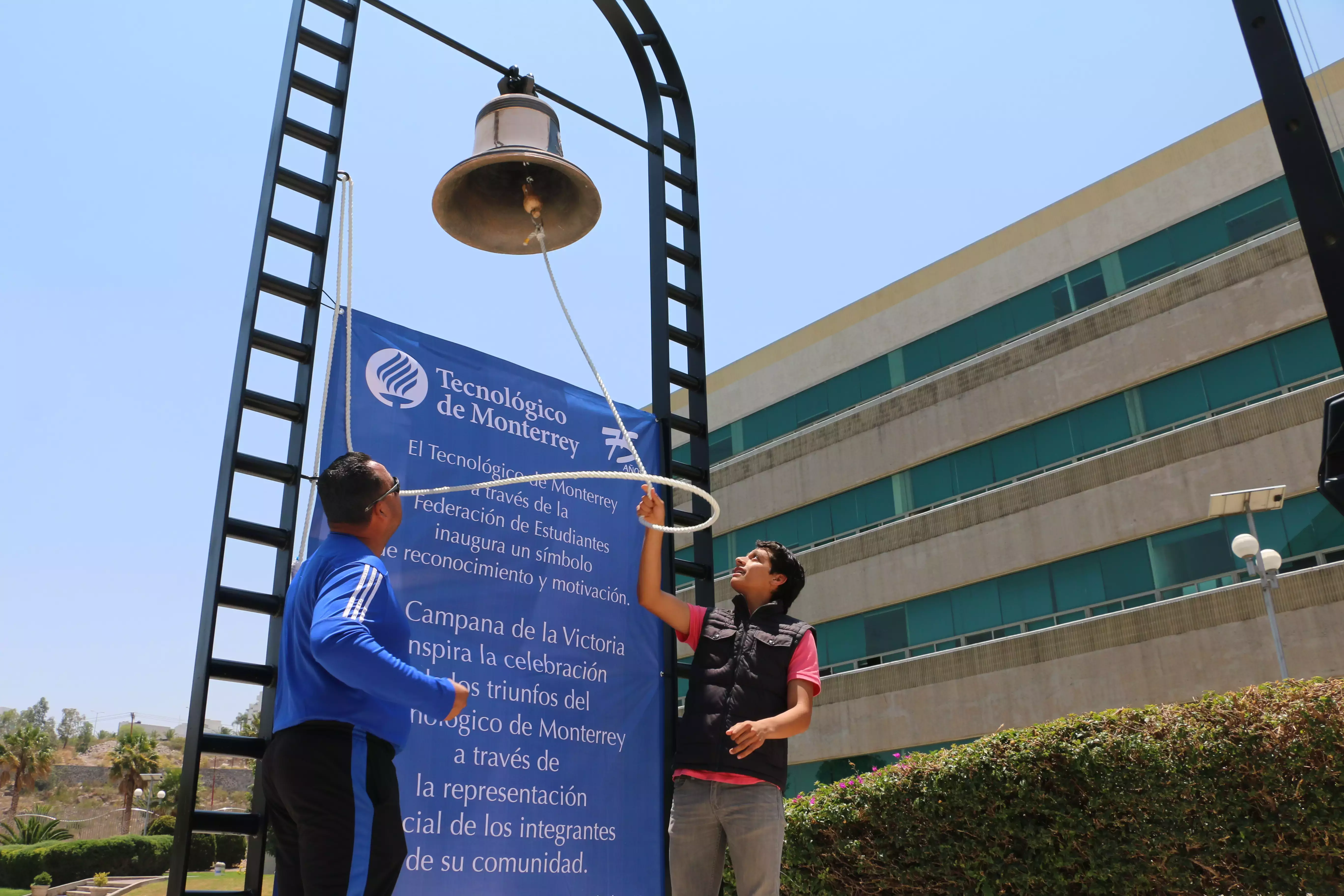 Para la inauguración se hizo sonar la campana en honor de los triunfos más recientes