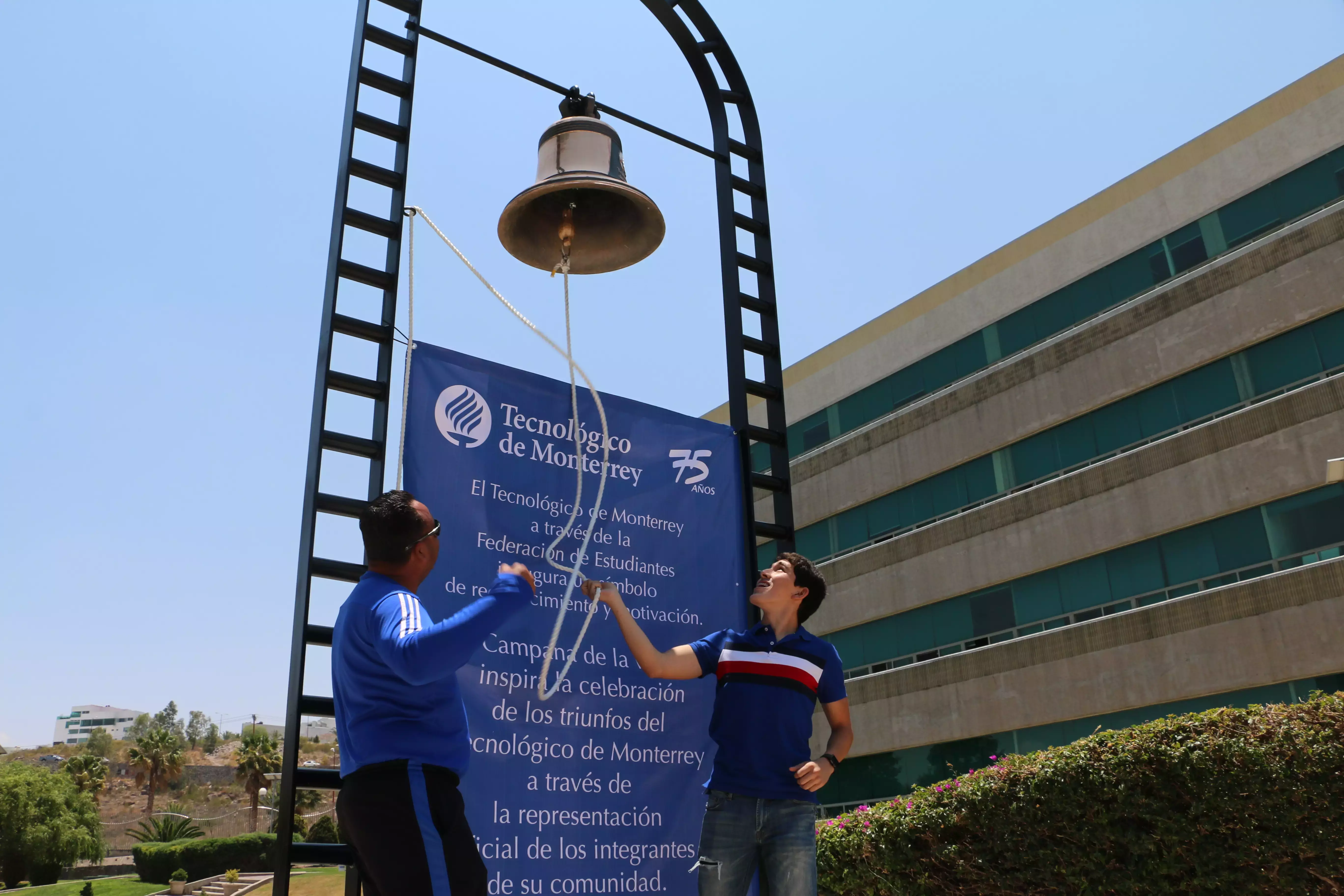 Para la inauguración se hizo sonar la campana en honor de los triunfos más recientes