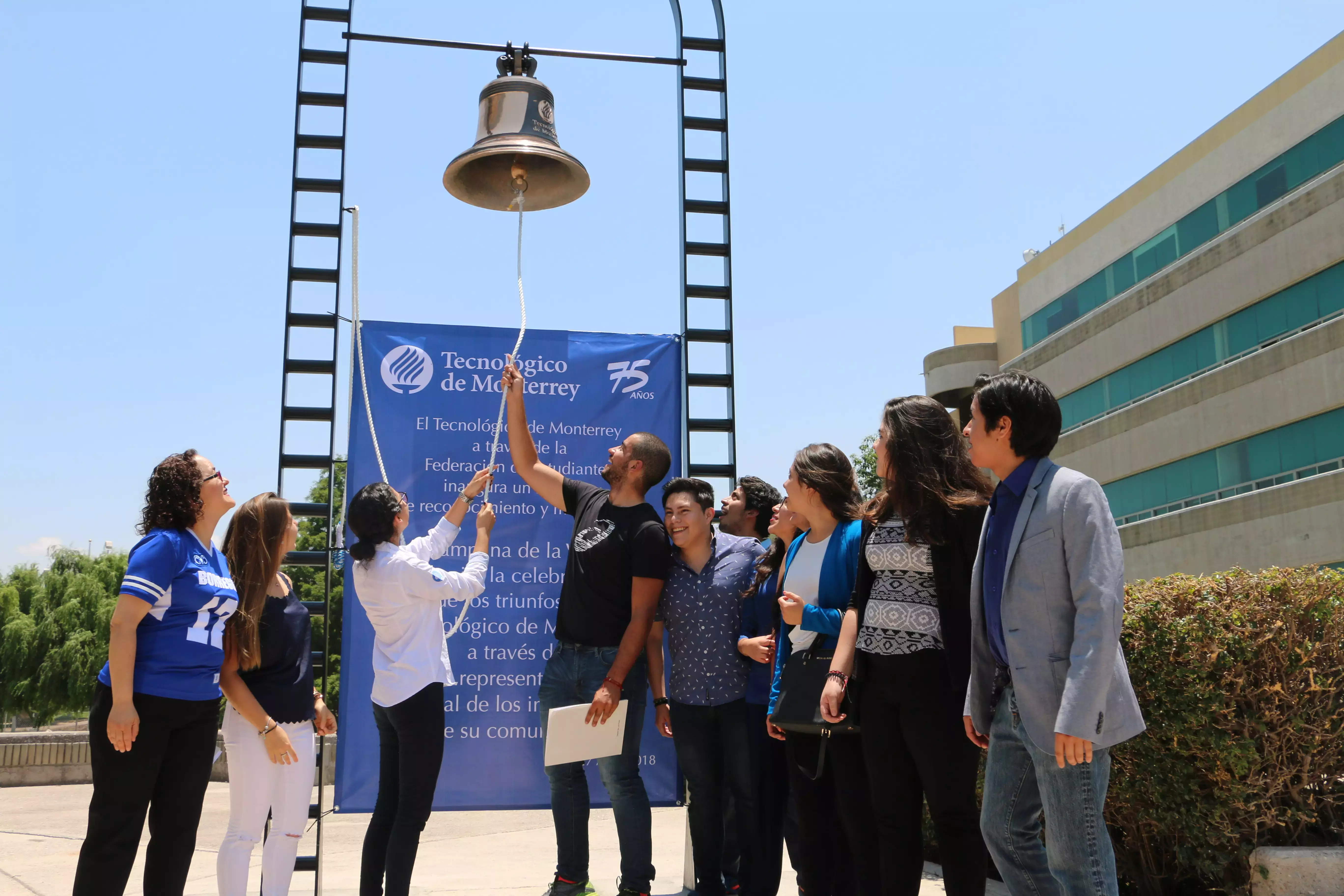 Para la inauguración se hizo sonar la campana en honor de los triunfos más recientes