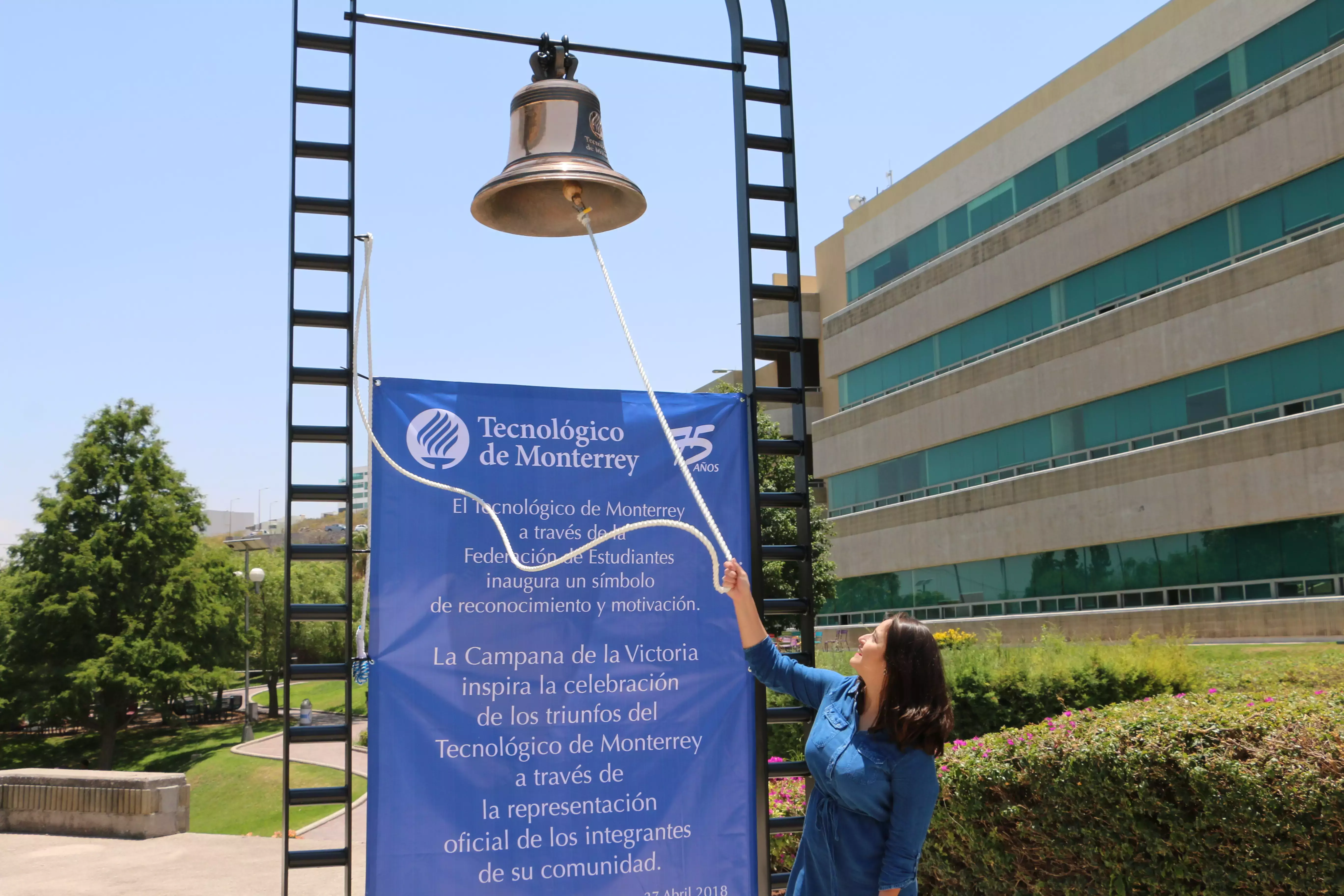 Para la inauguración se hizo sonar la campana en honor de los triunfos más recientes