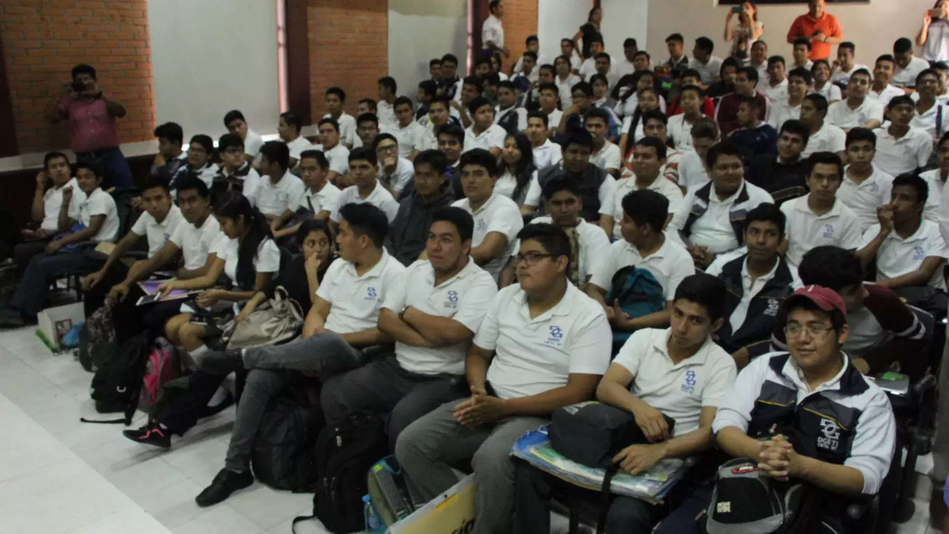 Alumnos del CBTIS 187 Tamazunchale celebraron a sus compañeros Humberto y Felipe que se estudiarán en el Tecnológico de Monterrey