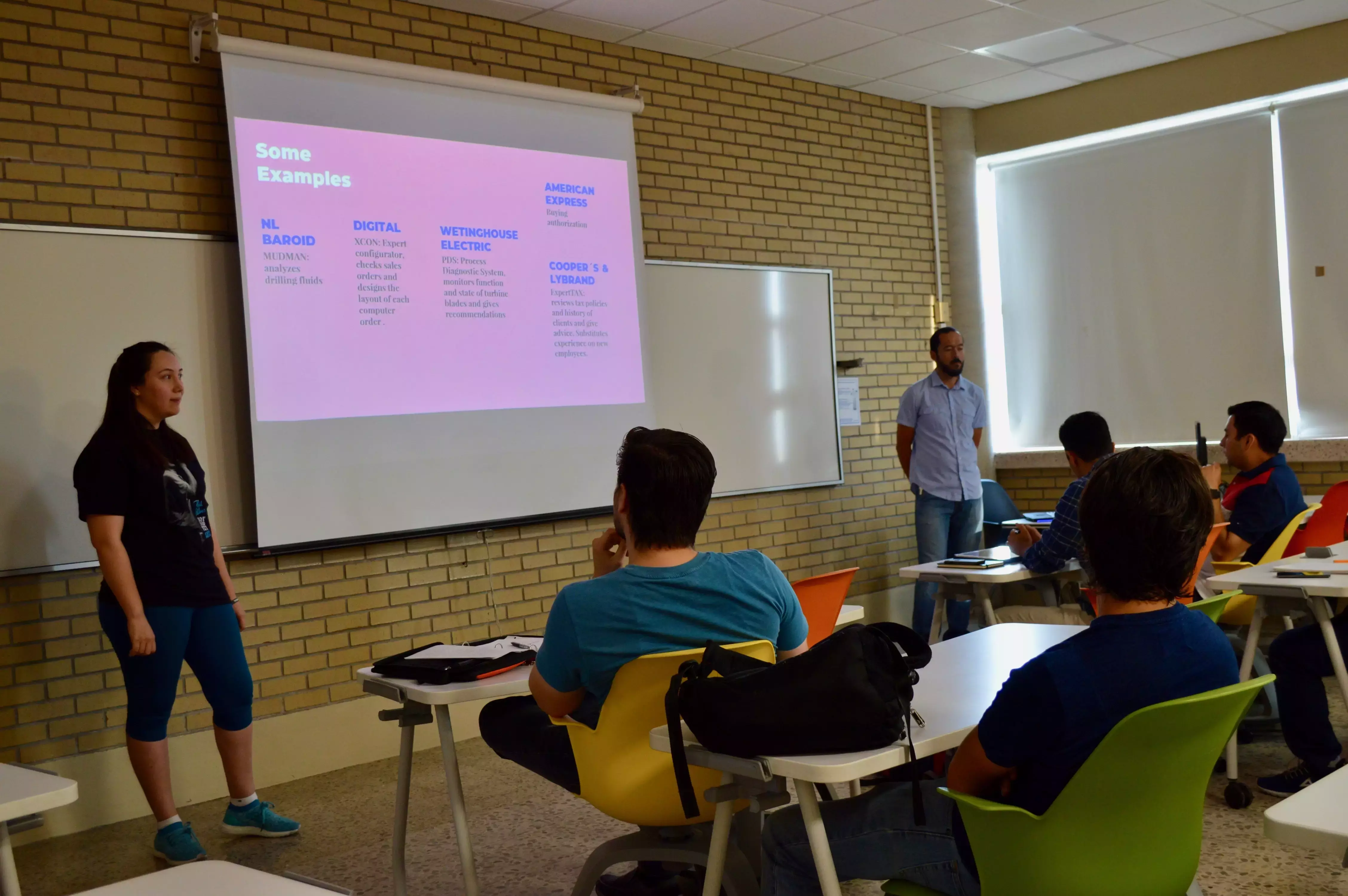 Alumnos de posgrado conociendo los proyectos