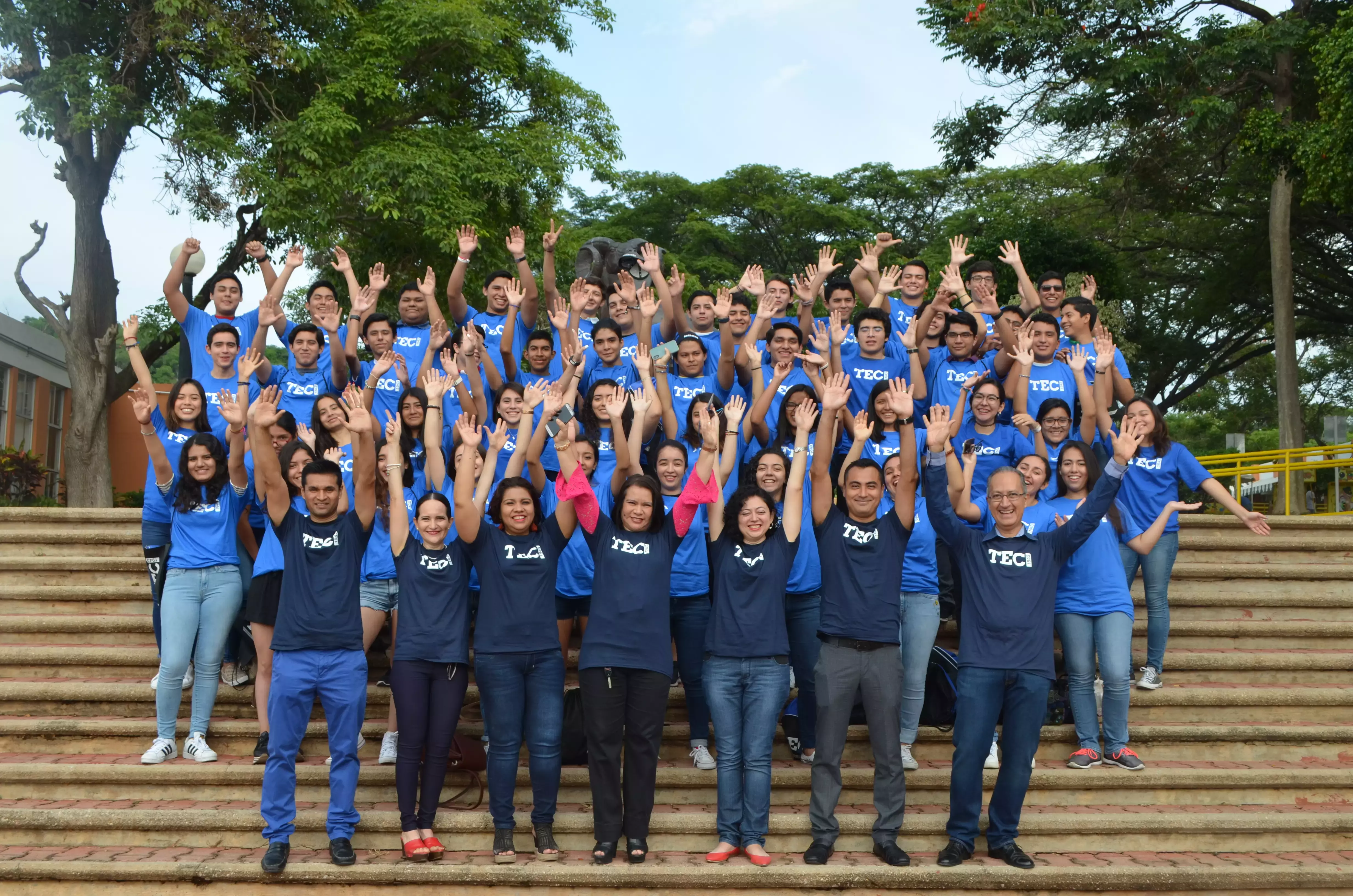 Foto grupal de los alumnos en el HiTec