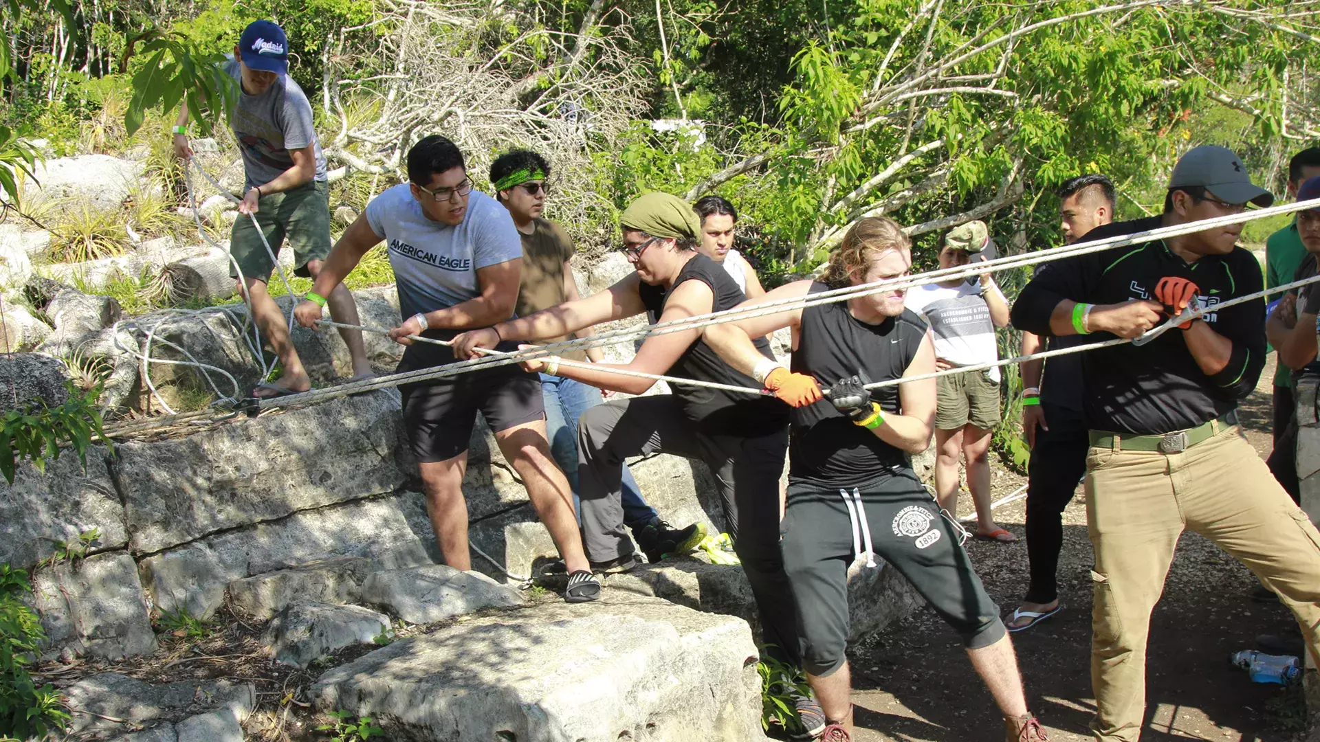 alumnos en la sima de las cotorras